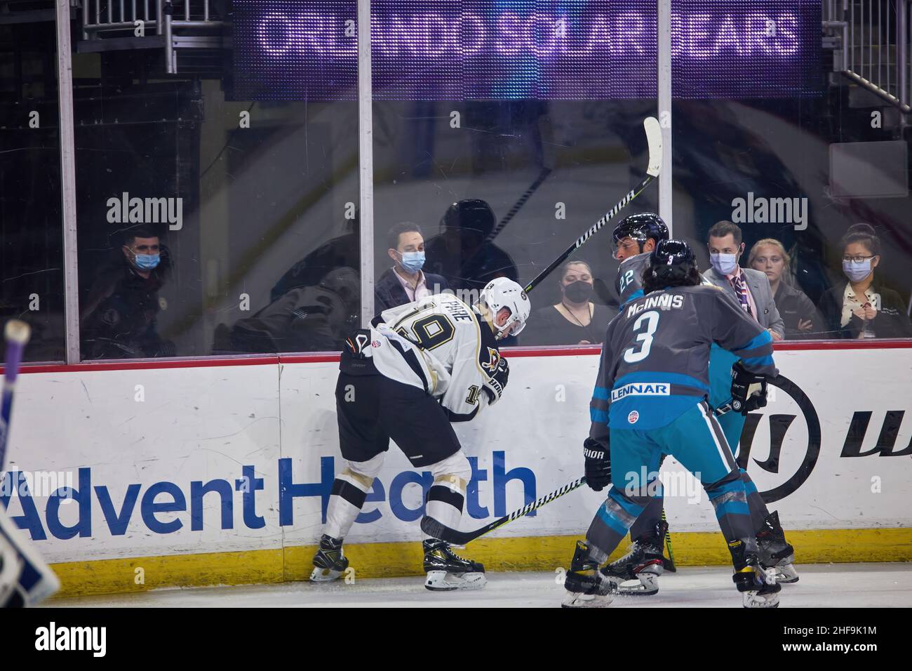 Orlando, Floride, États-Unis.14th janvier 2022.19WN Felix Pare, 3 Luke McInnis lors d'un match de hockey professionnel ECHL entre Orlando Solar Bears et Wheeling Nailers au Amway Centre.Credit: Yaroslav Sabitov/YES Market Media/Alay Live News Banque D'Images