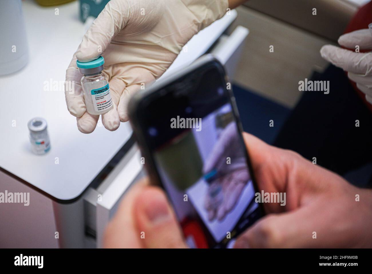 Ankara, Turquie.14th janvier 2022.Une personne prend une photo d'un flacon contenant le vaccin Turkovac lors de l'opération de vaccination Covid-19 à l'hôpital municipal d'Ankara.TURKOVAC est un type inactif de vaccin COVID-19 développé par le Ministère turc de la Santé et l'Université Erciyes.Avec le permis d'utilisation d'urgence du Ministère de la santé de la République de Turquie, son utilisation généralisée dans les grands hôpitaux du pays a commencé.Crédit : SOPA Images Limited/Alamy Live News Banque D'Images