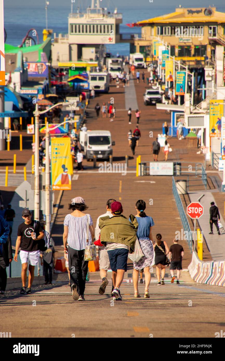 Les touristes arrivent tôt un samedi matin à l'embarcadère de Santa Monica.Notez les camions de livraison. Banque D'Images