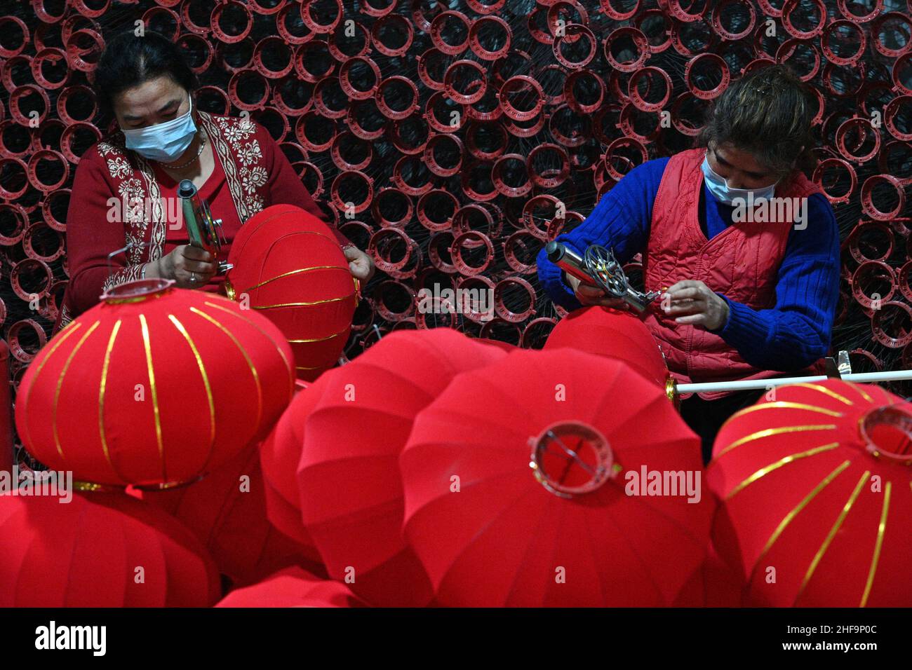 BAZHOU, CHINE - le 14 JANVIER 2022 - les travailleurs de lanternes se précipitent pour fabriquer des lanternes dans une usine de lanternes de la préfecture autonome mongole de Bayingoleng, dans le Nord-est Banque D'Images