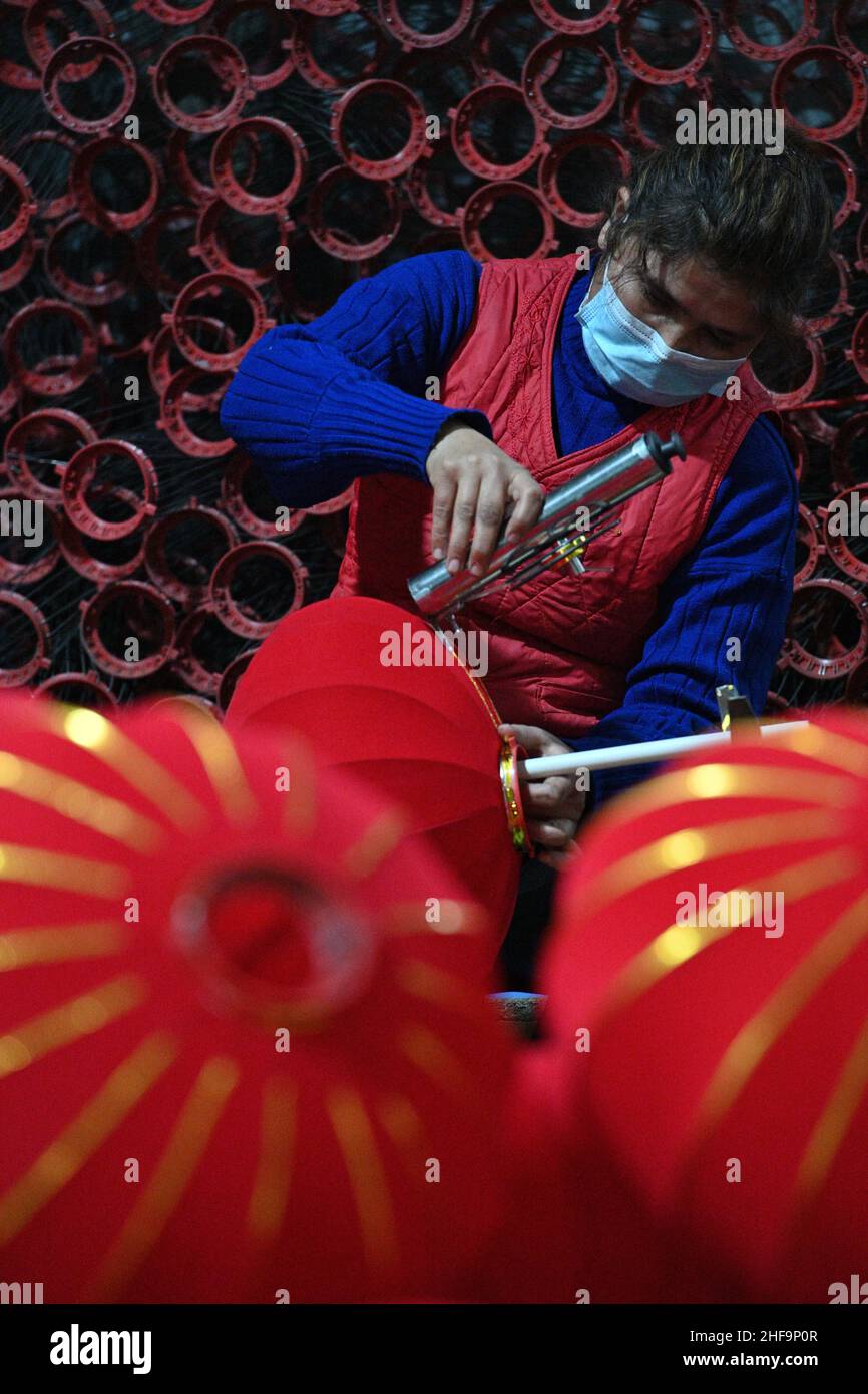 BAZHOU, CHINE - le 14 JANVIER 2022 - les travailleurs de lanternes se précipitent pour fabriquer des lanternes dans une usine de lanternes de la préfecture autonome mongole de Bayingoleng, dans le Nord-est Banque D'Images