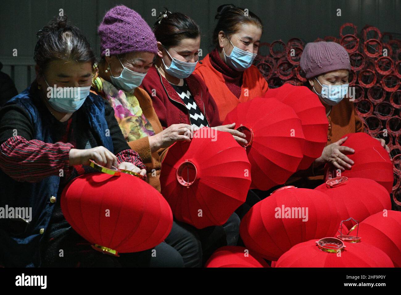 BAZHOU, CHINE - le 14 JANVIER 2022 - les travailleurs de lanternes se précipitent pour fabriquer des lanternes dans une usine de lanternes de la préfecture autonome mongole de Bayingoleng, dans le Nord-est Banque D'Images