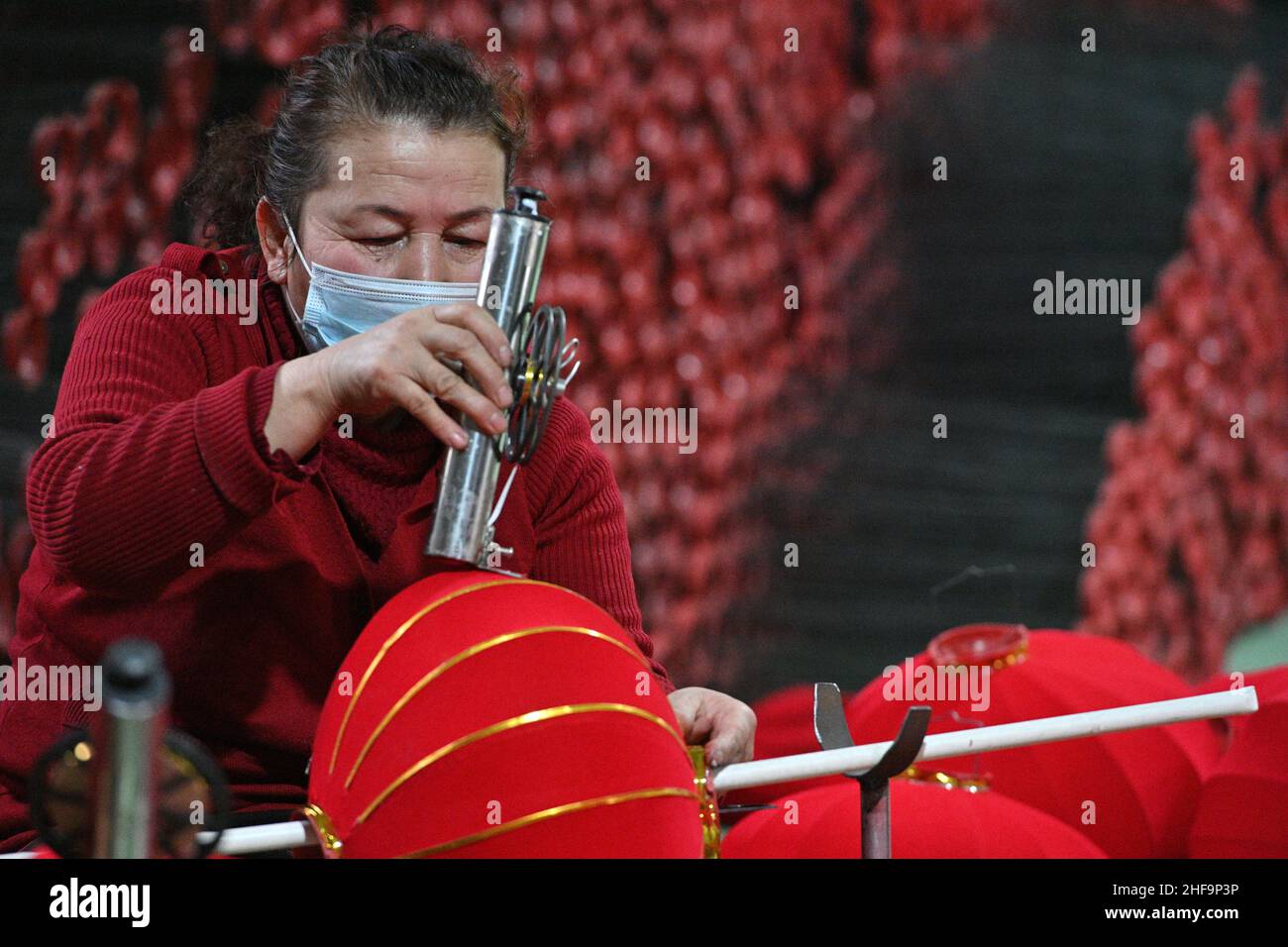 BAZHOU, CHINE - le 14 JANVIER 2022 - les travailleurs de lanternes se précipitent pour fabriquer des lanternes dans une usine de lanternes de la préfecture autonome mongole de Bayingoleng, dans le Nord-est Banque D'Images