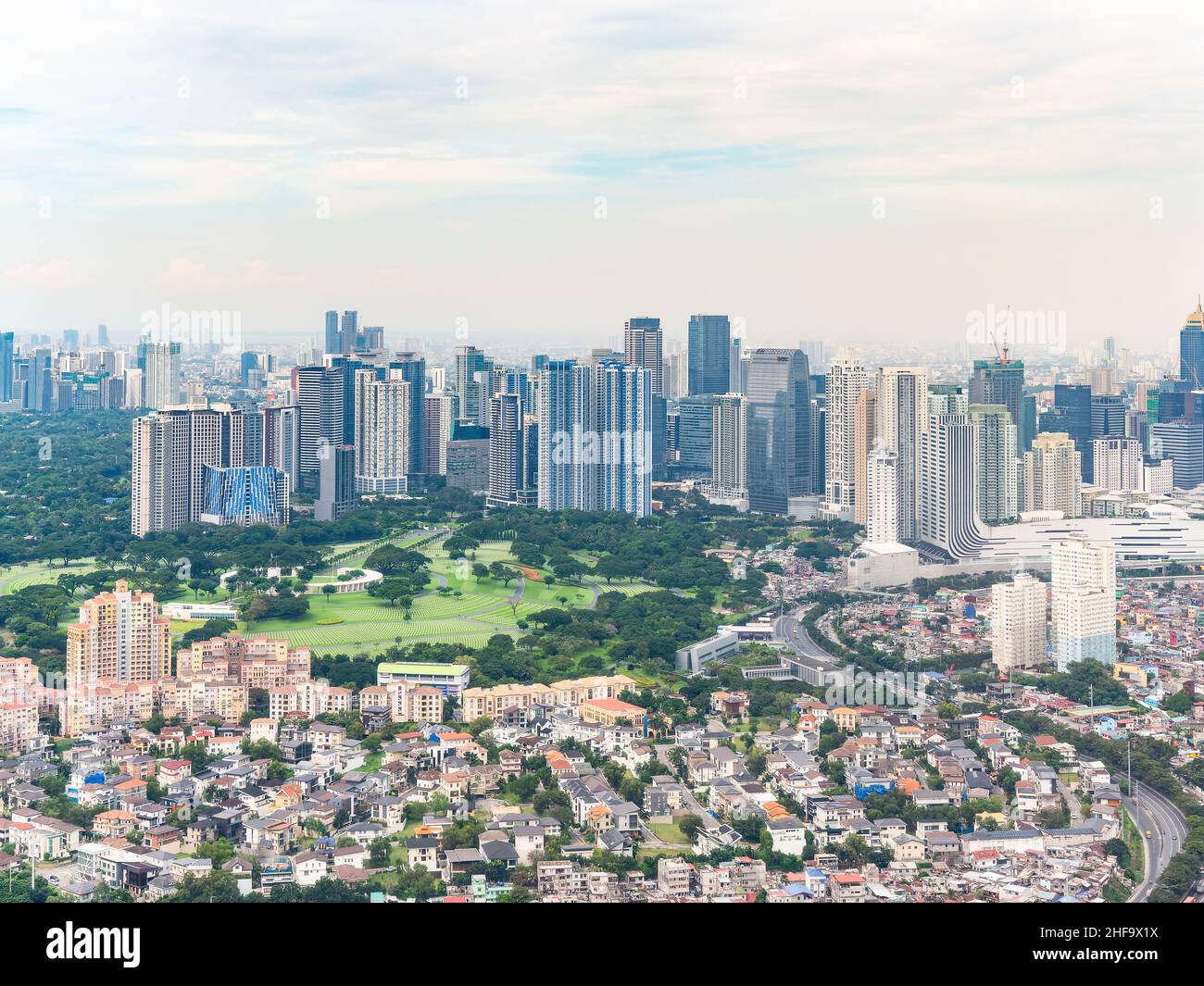 Photo aérienne de Bonifacio Global City à Taguig, dans la région métropolitaine de Manille, aux Philippines, avec ses zones commerçantes étincelantes et ses immeubles à la mode.Po Banque D'Images