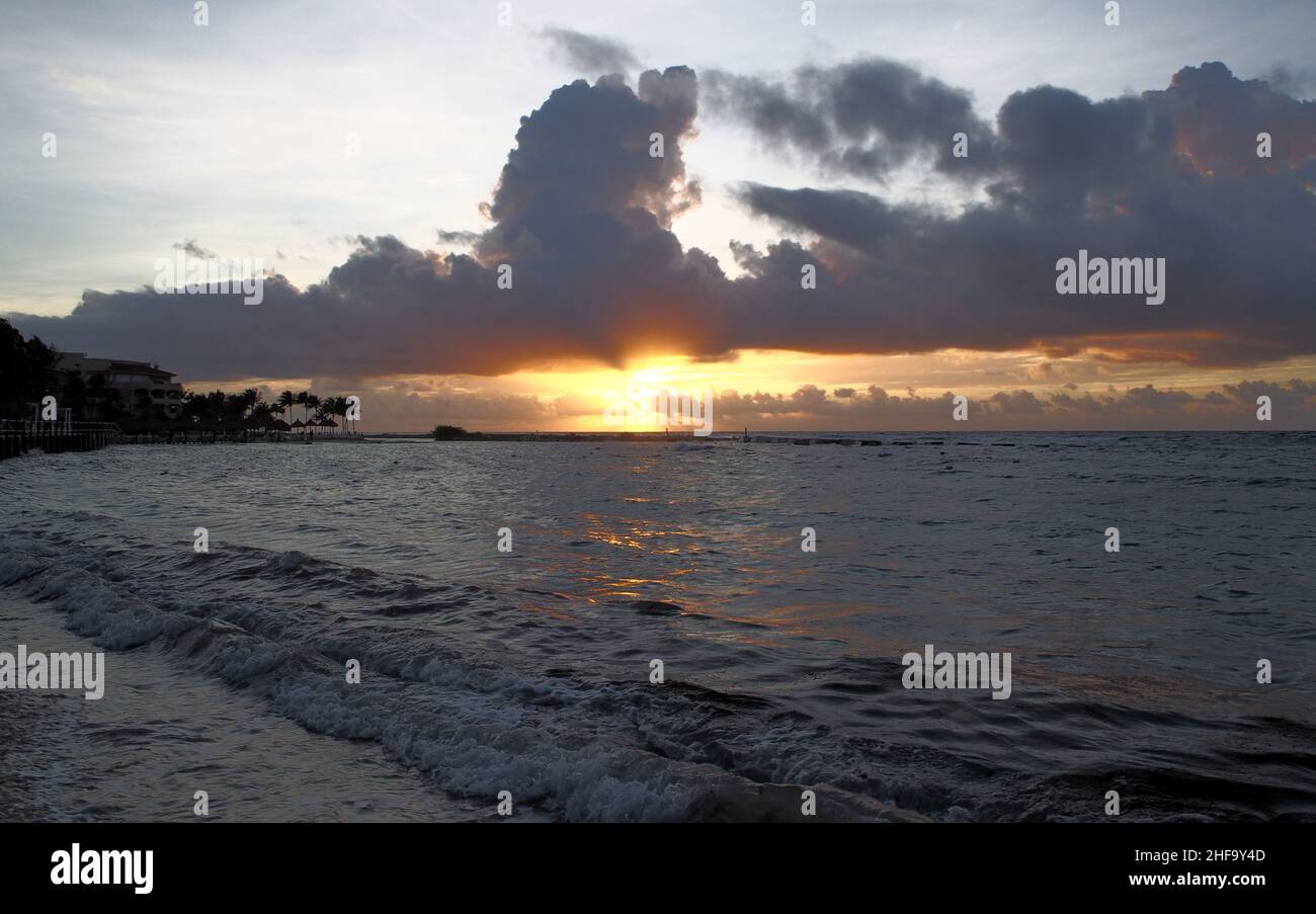 Côte caribéenne de la péninsule du Yucatan, vue sur les vagues de surf et les nuages sur la plage au lever du soleil, Puerto Aventuras, Quintana Roo, Mexique Banque D'Images