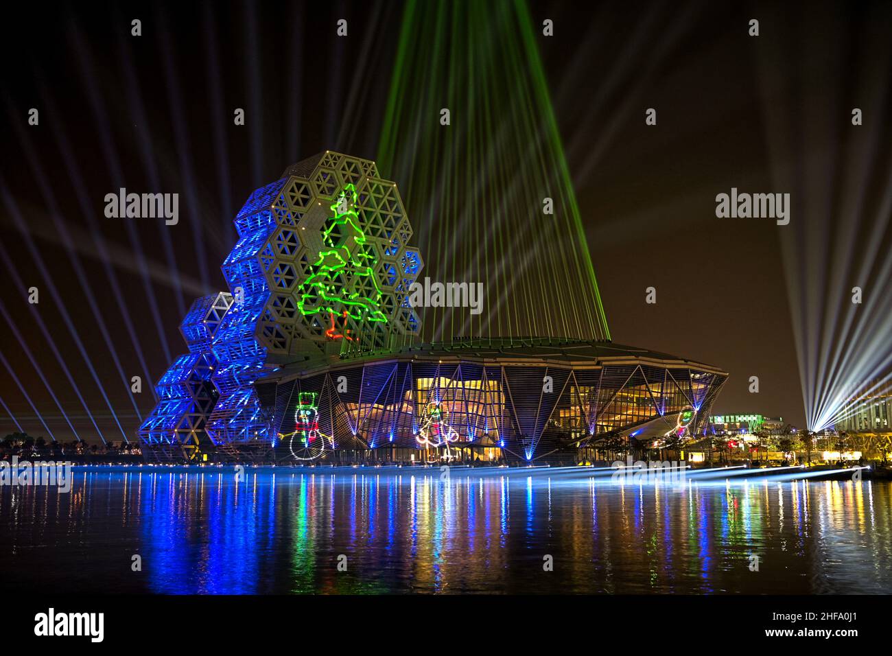 Kaohsiung, Taïwan - 24 décembre 2021 : spectacle de lumière de Noël au centre musical de Kaohsiung. Banque D'Images
