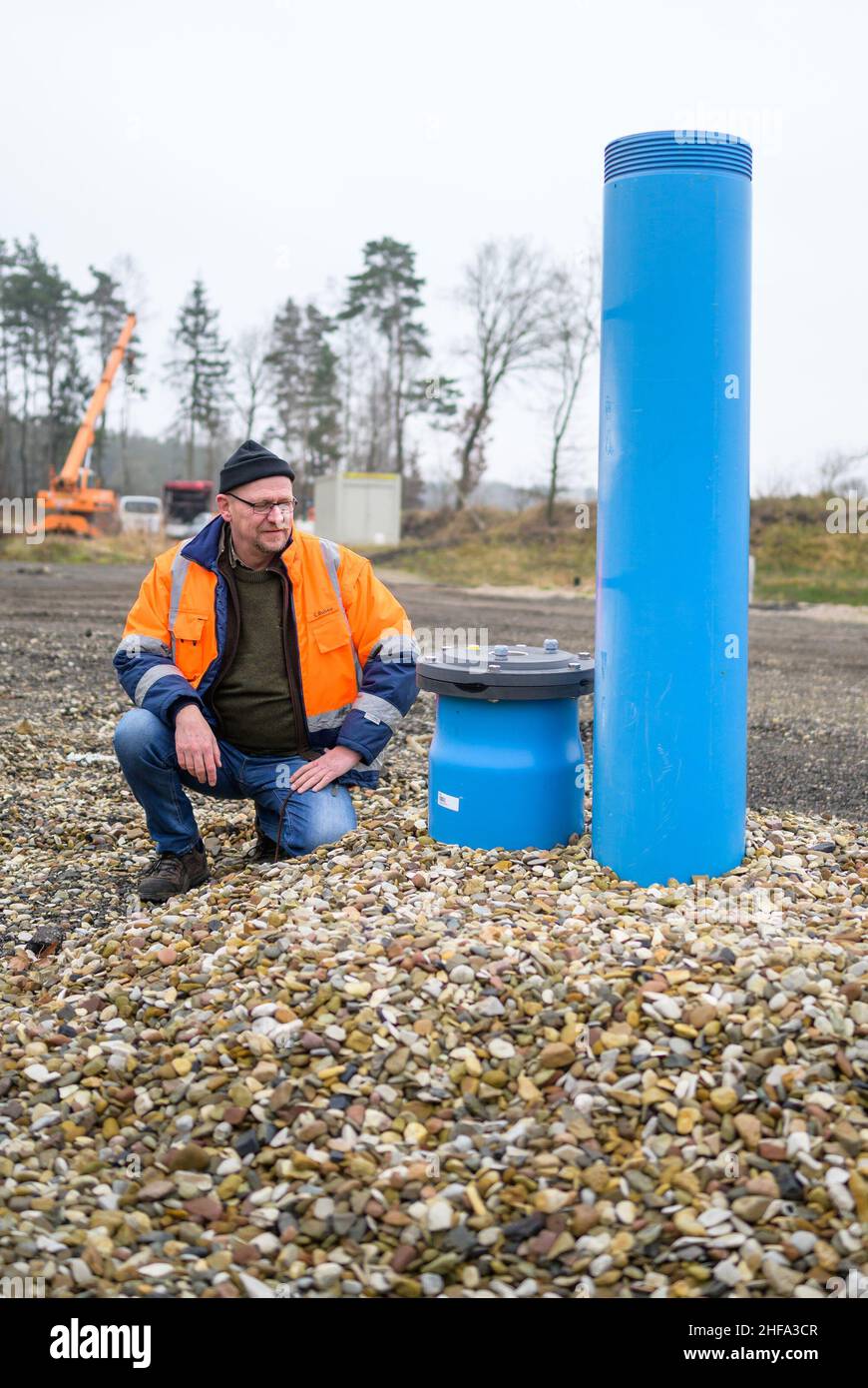 Dethlingen, Allemagne.14th janvier 2022.Carsten Bubke, ingénieur en environnement chez Heidekreis, regarde les tuyaux qui mènent au sol depuis Dethlinger Teich.Des travaux préliminaires ont commencé sur le nettoyage à plusieurs millions de dollars de l'étang Dethlinger à Heidekreis, qui a été contaminé par des agents de guerre chimique et des munitions de la Seconde Guerre mondialeAprès la Seconde Guerre mondiale, l'étang de Heidekreis avait été rempli.Credit: Philipp Schulze/dpa/Alamy Live News Banque D'Images