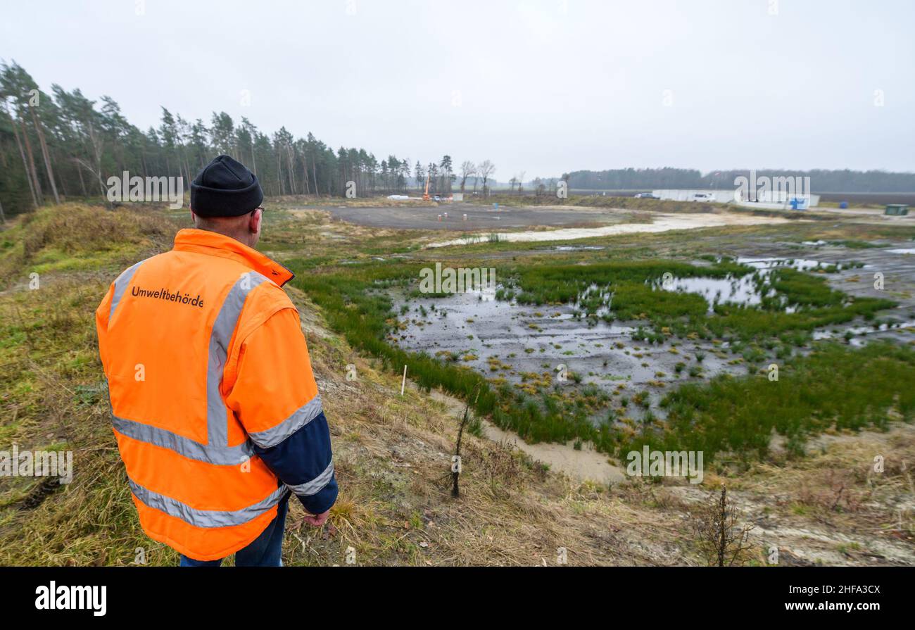 Dethlingen, Allemagne.14th janvier 2022.Carsten Bubke, ingénieur en environnement chez Heidekreis, regarde l'étang de Dethlingen.Des travaux préliminaires ont commencé sur le nettoyage de plusieurs millions de dollars de l'étang de Dethlingen dans le district de Heidekreis, qui a été contaminé par des agents de guerre chimique et des munitions de la Seconde Guerre mondialeAprès la Seconde Guerre mondiale, l'étang de Heidekreis avait été rempli.Credit: Philipp Schulze/dpa/Alamy Live News Banque D'Images