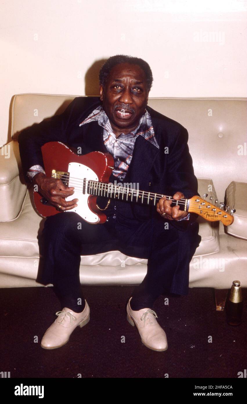 DETROIT, MI - 1979: Muddy Waters (1913-1983) joue sa guitare sur scène vers 1979 à Detroit, Michigan.Crédit: Ross Marino / Rock négatifs / MediaPunch Banque D'Images