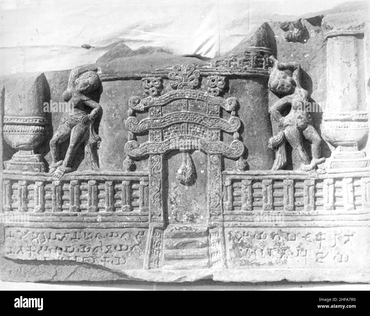 Panneau de sculpture montrant un stupa Jain et une torana, Mathura 75-100 ce. Banque D'Images