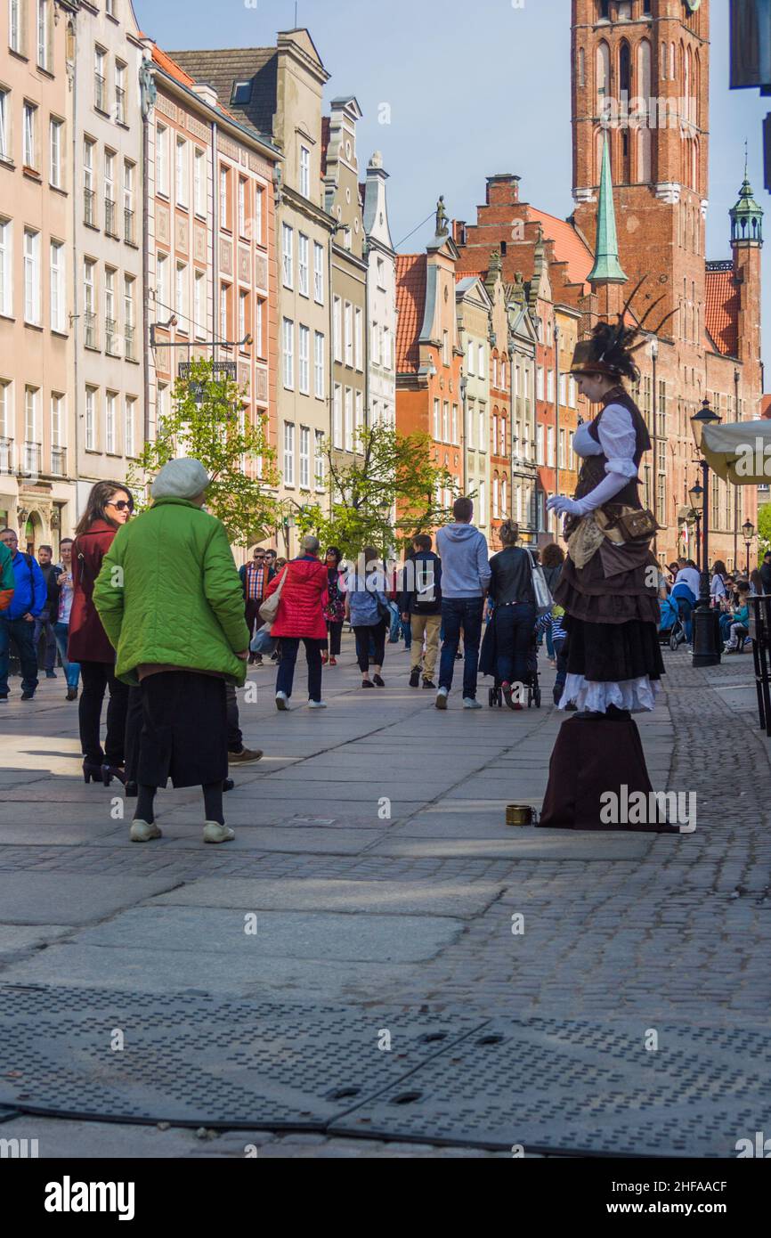20.05.2018 Gdansk, Pologne - une femme montre sur la statue vivante. Vieille ville. Vacances touristiques. Banque D'Images