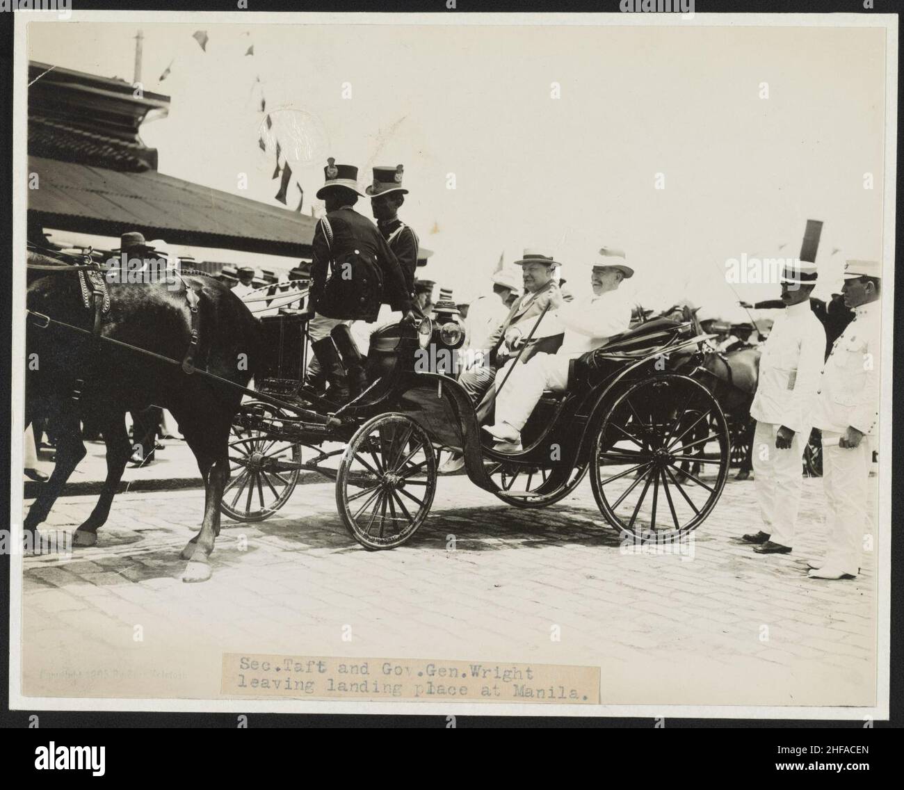 Sec. Taft et Gov. Le général Wright laissant place à l'atterrissage à Manille Banque D'Images