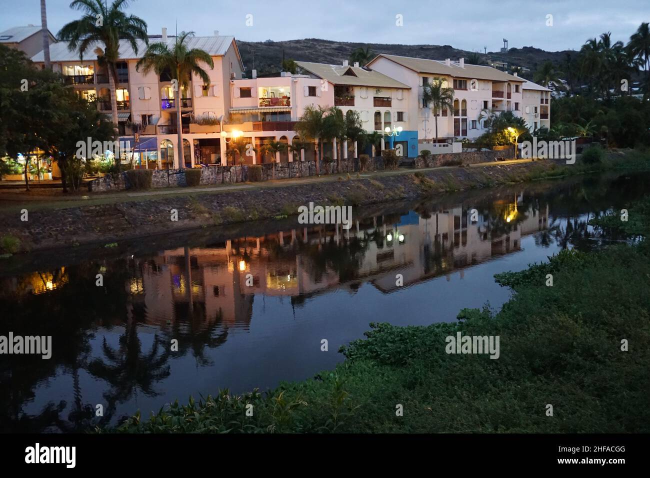 Reflet miroir dans l'eau des bâtiments de front de mer le long du canal au  crépuscule sur l'île tropicale de la Réunion, France Photo Stock - Alamy