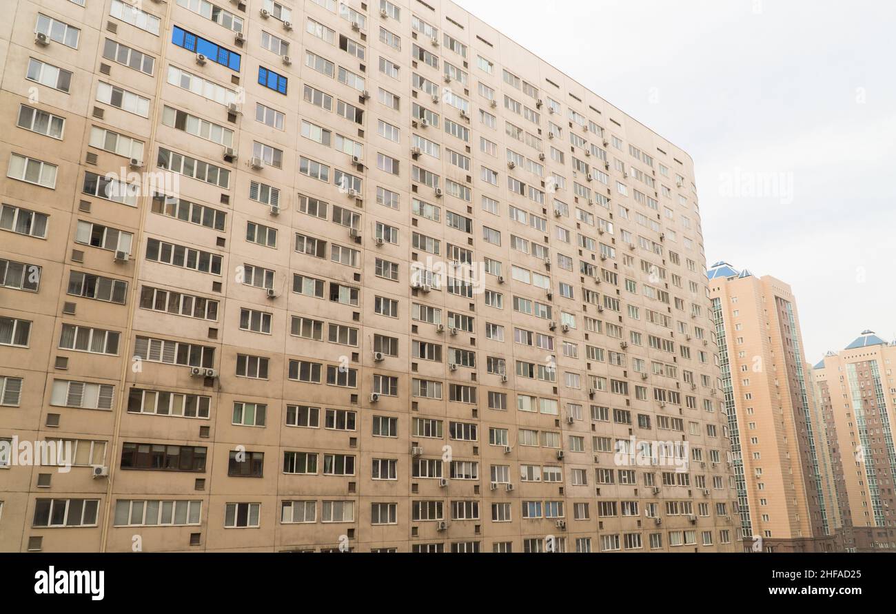 Façade d'un complexe résidentiel moderne de plusieurs étages.Architecture urbaine Banque D'Images