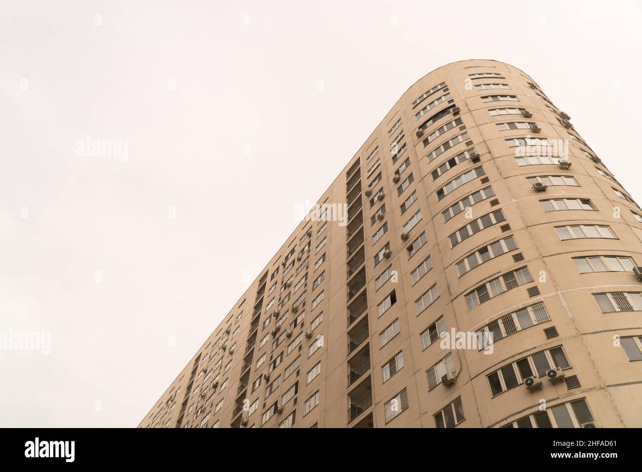 Complexe résidentiel de plusieurs étages contre le ciel.Architecture urbaine Banque D'Images