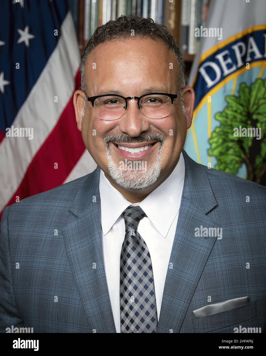 Le secrétaire à l'éducation Miguel Cardona, portrait officiel. Banque D'Images