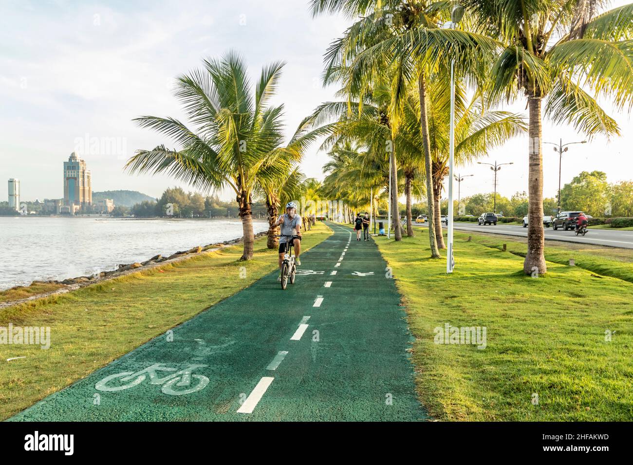 Les habitants de la région font du vélo, du jogging et de la course à pied à la baie de Likas. La piste de jogging et de vélo de Kota Kinabalu Sabah, Bornéo en Malaisie. Banque D'Images