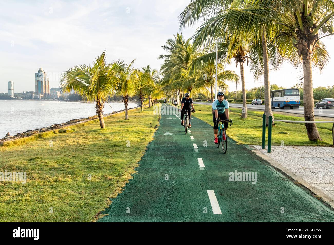 Les habitants de la région font du vélo, du jogging et de la course à pied à la baie de Likas. La piste de jogging et de vélo de Kota Kinabalu Sabah, Bornéo en Malaisie. Banque D'Images