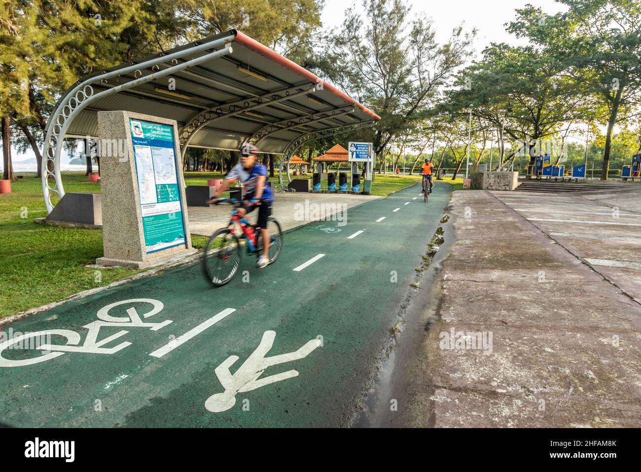 Les habitants de la région font du vélo, du jogging et de la course à pied à la baie de Likas. La piste de jogging et de vélo de Kota Kinabalu Sabah, Bornéo en Malaisie. Banque D'Images