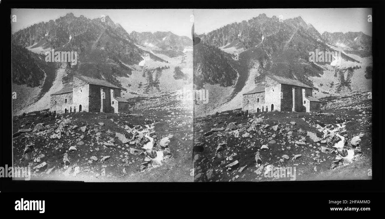 Santuari de la Mare de Déu des Ares i muntanyes al fons. Banque D'Images