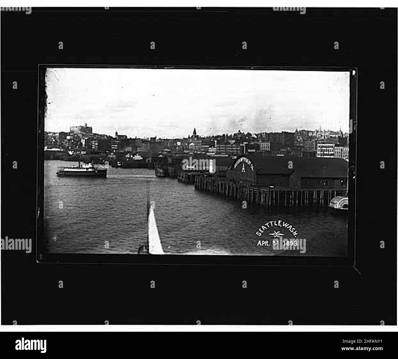 Front de mer de Seattle, vue vers le nord-est à Oregon Improvement Company Dock A, près de Washington St, 9 avril 1893 (WARNER 143). Banque D'Images