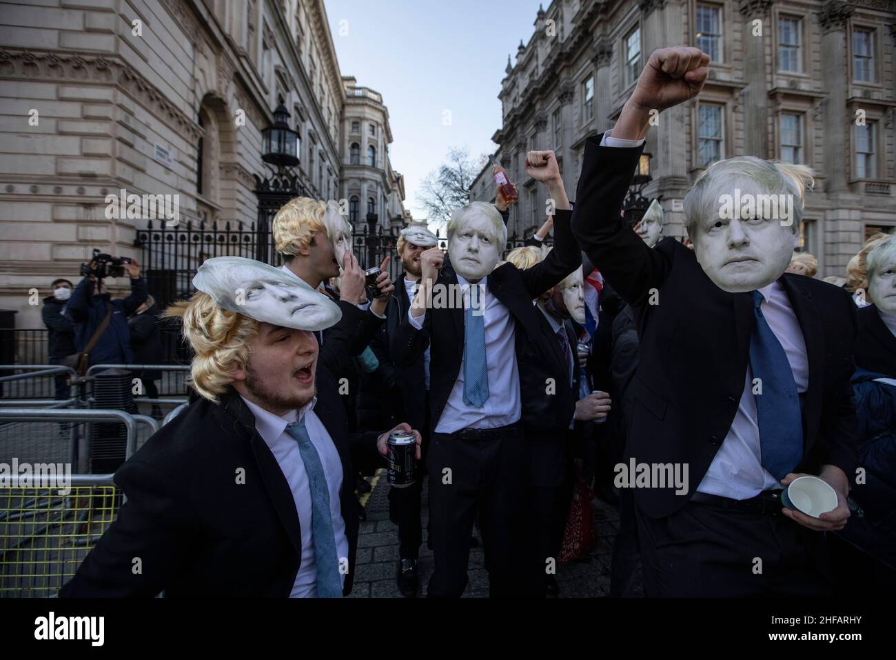 Londres, Royaume-Uni.14 janvier 2022.Une foule éclair de manifestants anti-Boris Johnson « partygate » portant des perruques blondes et des costumes Boris Johnson se sont rassemblés devant Downing Street pour boire de la bière et du vin tout en dansant à la musique techno et en scandant « c'est un événement de travail ! »Après que le Premier ministre britannique soit sous enquête pour avoir tenu une fête de boissons au No 10 Downing Street à diverses occasions enfreindre les restrictions de verrouillage de la COVID pendant la pandémie.Vendredi 14th janvier 2022.Whitehall, Londres, Angleterre, Royaume-Uni crédit: Jeff Gilbert/Alay Live News Banque D'Images