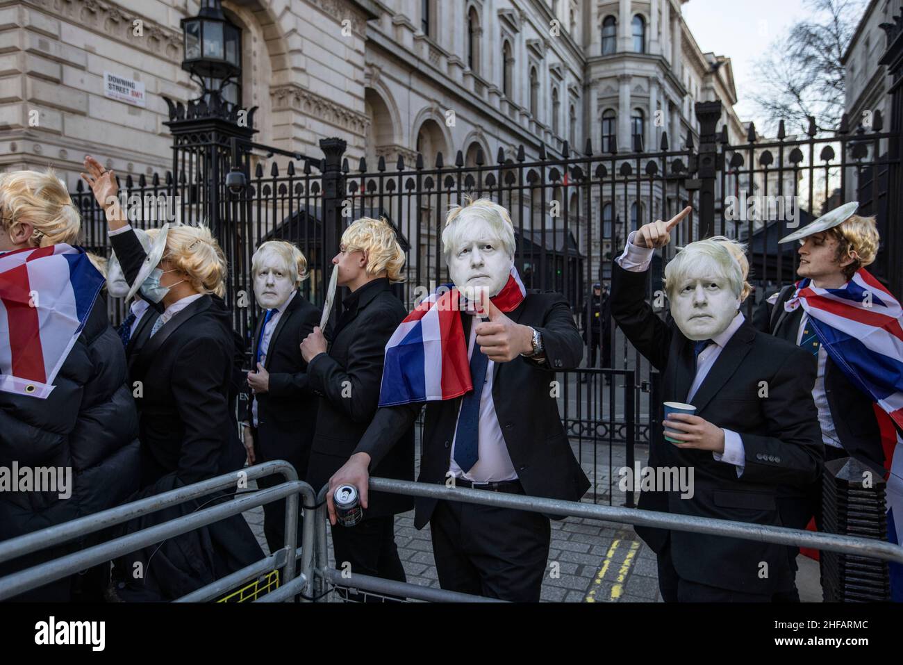 Londres, Royaume-Uni.14 janvier 2022.Une foule éclair de manifestants anti-Boris Johnson « partygate » portant des perruques blondes et des costumes Boris Johnson se sont rassemblés devant Downing Street pour boire de la bière et du vin tout en dansant à la musique techno et en scandant « c'est un événement de travail ! »Après que le Premier ministre britannique soit sous enquête pour avoir tenu une fête de boissons au No 10 Downing Street à diverses occasions enfreindre les restrictions de verrouillage de la COVID pendant la pandémie.Vendredi 14th janvier 2022.Whitehall, Londres, Angleterre, Royaume-Uni crédit: Jeff Gilbert/Alay Live News Banque D'Images