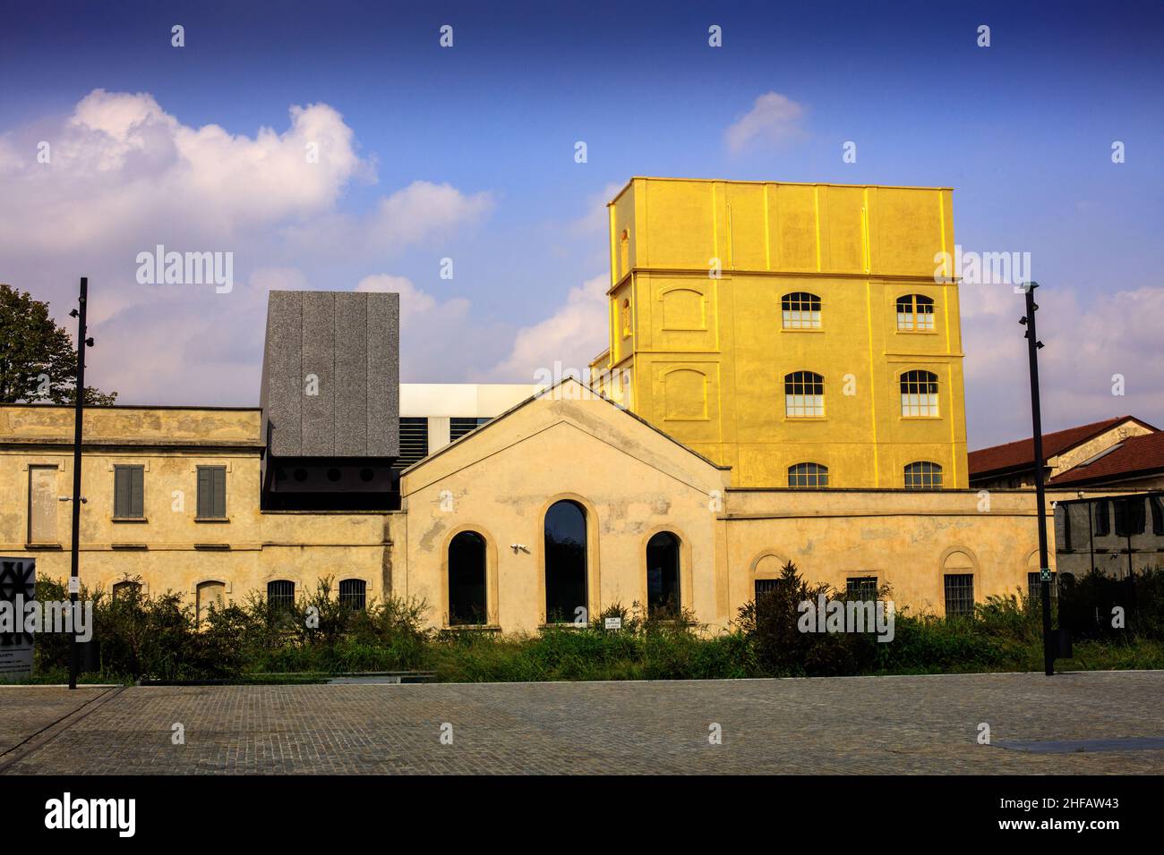 Fondazione Prada, une ancienne mine de gin transformée en centre d'art par l'architecte Rem Koolhas.C'est une institution dédiée à l'art contemporain Banque D'Images