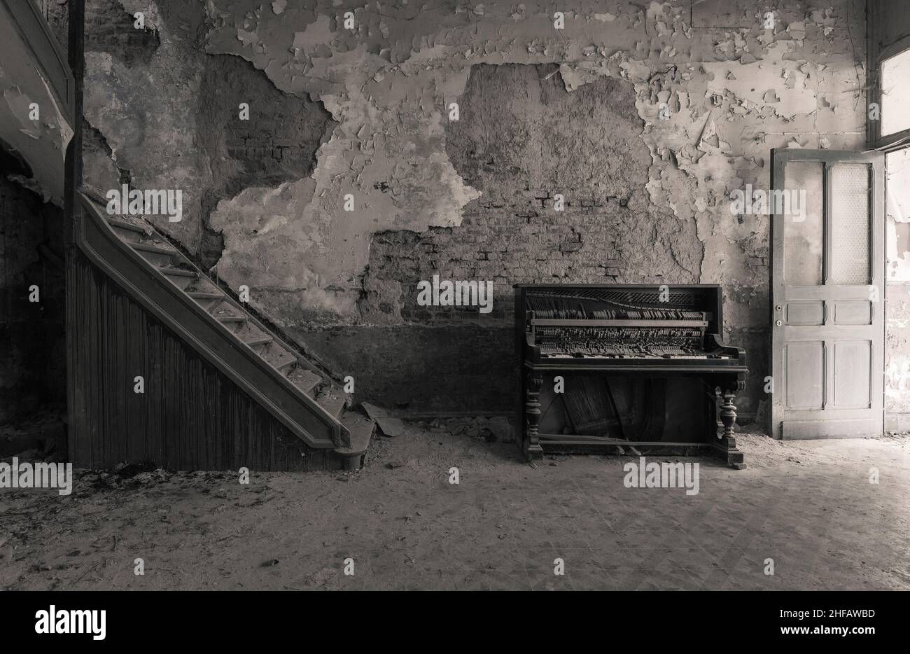 rotten piano dans un manoir perdu Banque D'Images