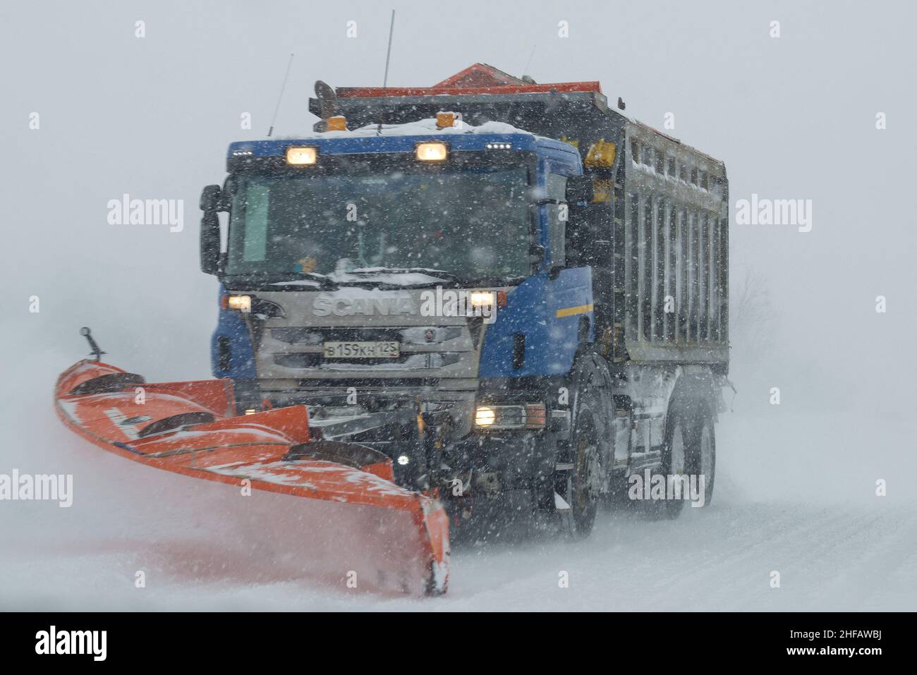 RÉGION DE MOURMANSK, RUSSIE - 21 FÉVRIER 2019 : le camion Scania déneige une route en hiver Banque D'Images