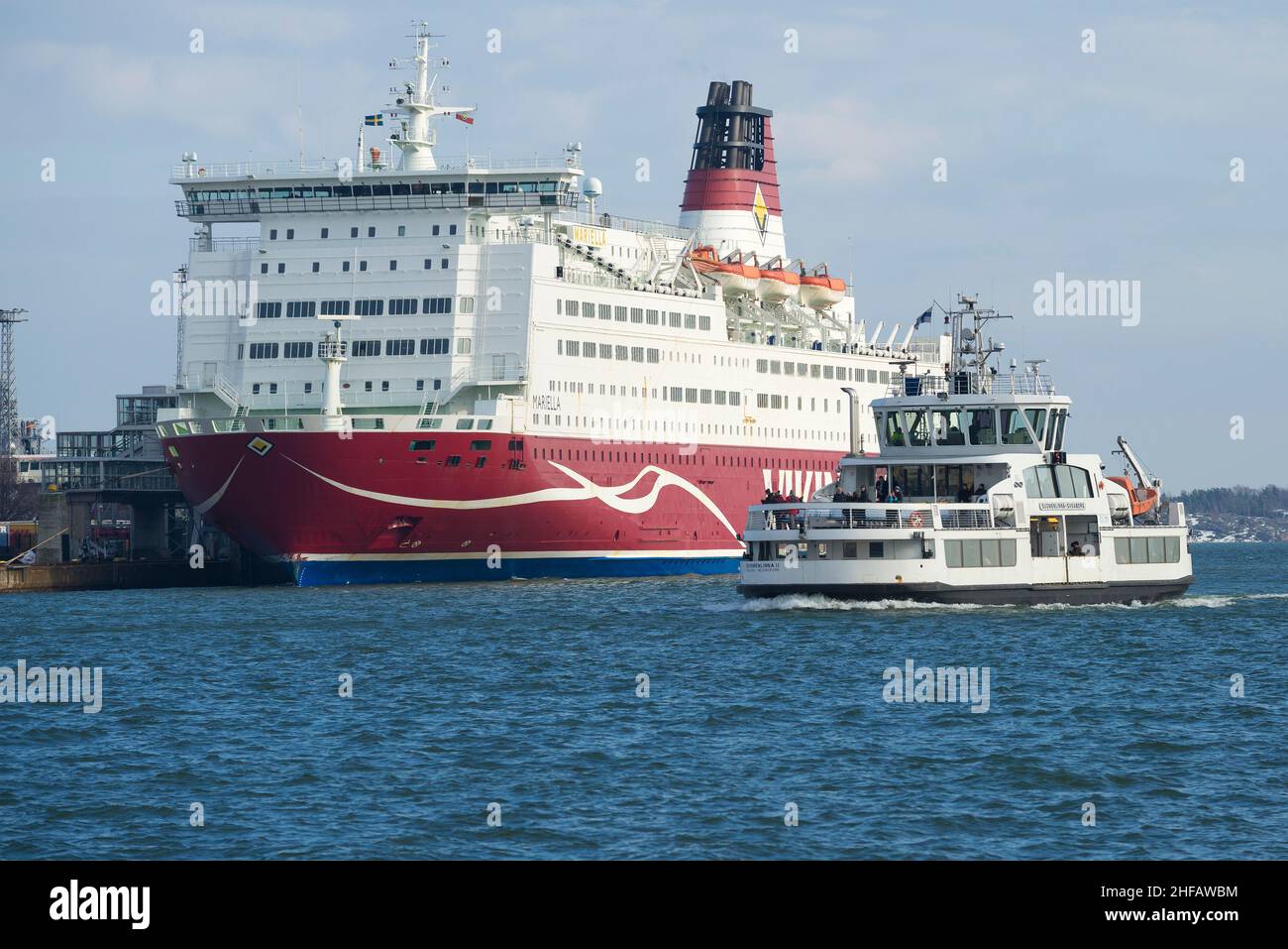 HELSINKI, FINLANDE - 08 MARS 2019 : un bateau-navette passe devant le ferry Mariella dans South Harbour Banque D'Images