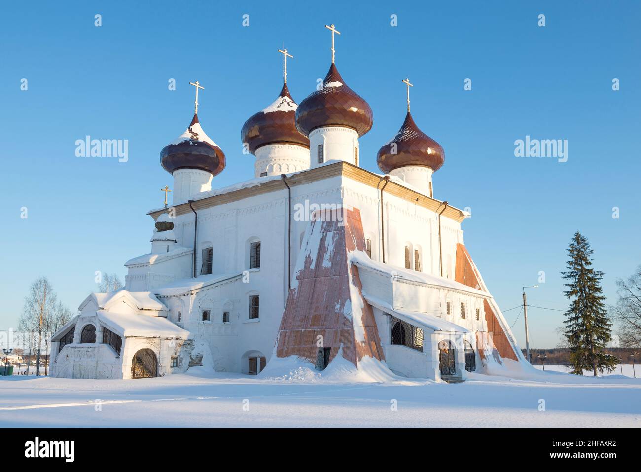 Ancienne cathédrale de la Nativité le jour de février gelé.Kargopol.Région d'Arkhangelsk, Russie Banque D'Images