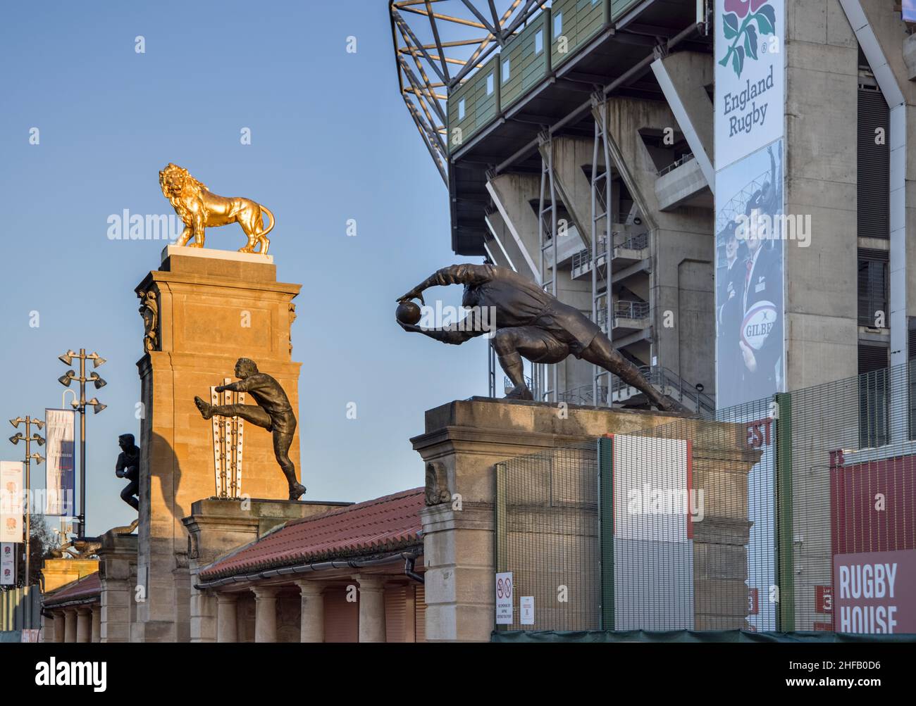 golden lion à l'entrée principale du stade de rugby de twickenham Banque D'Images