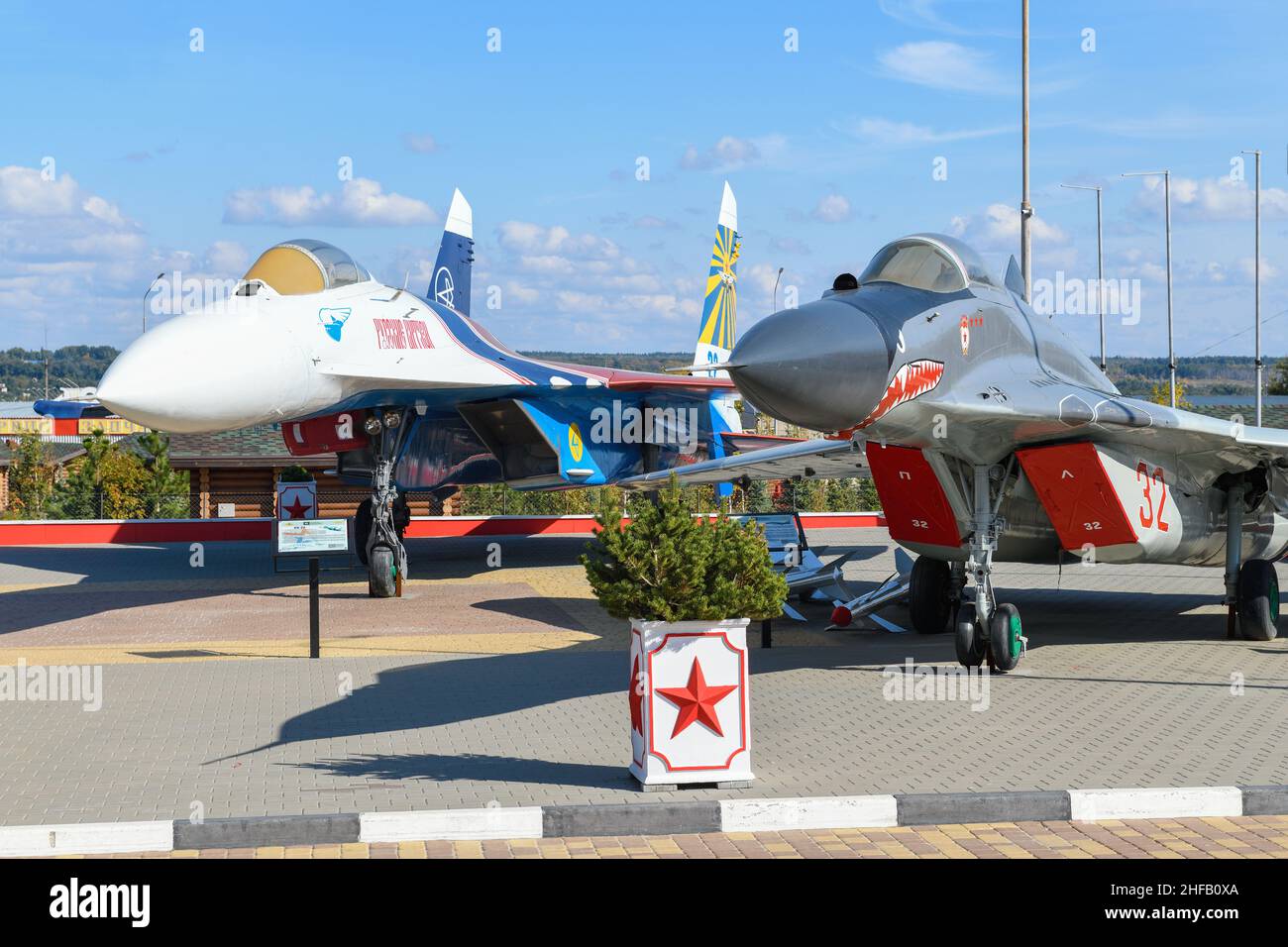 KAMENSK-SHAKHTINSKY, RUSSIE - 04 OCTOBRE 2021 : avions militaires soviétiques su-24M et MIG-29 dans l'exposition du parc Patriot par une journée ensoleillée Banque D'Images