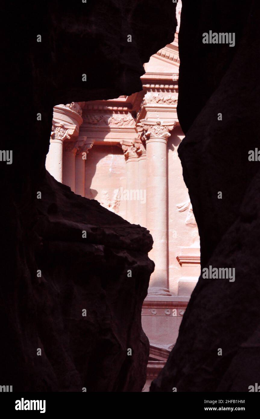 Approche de la rose rouge grès d'Al-Khazneh (Trésor) الخزنة à travers le siq à Petra, Wadi Musa, Jordanie. Banque D'Images