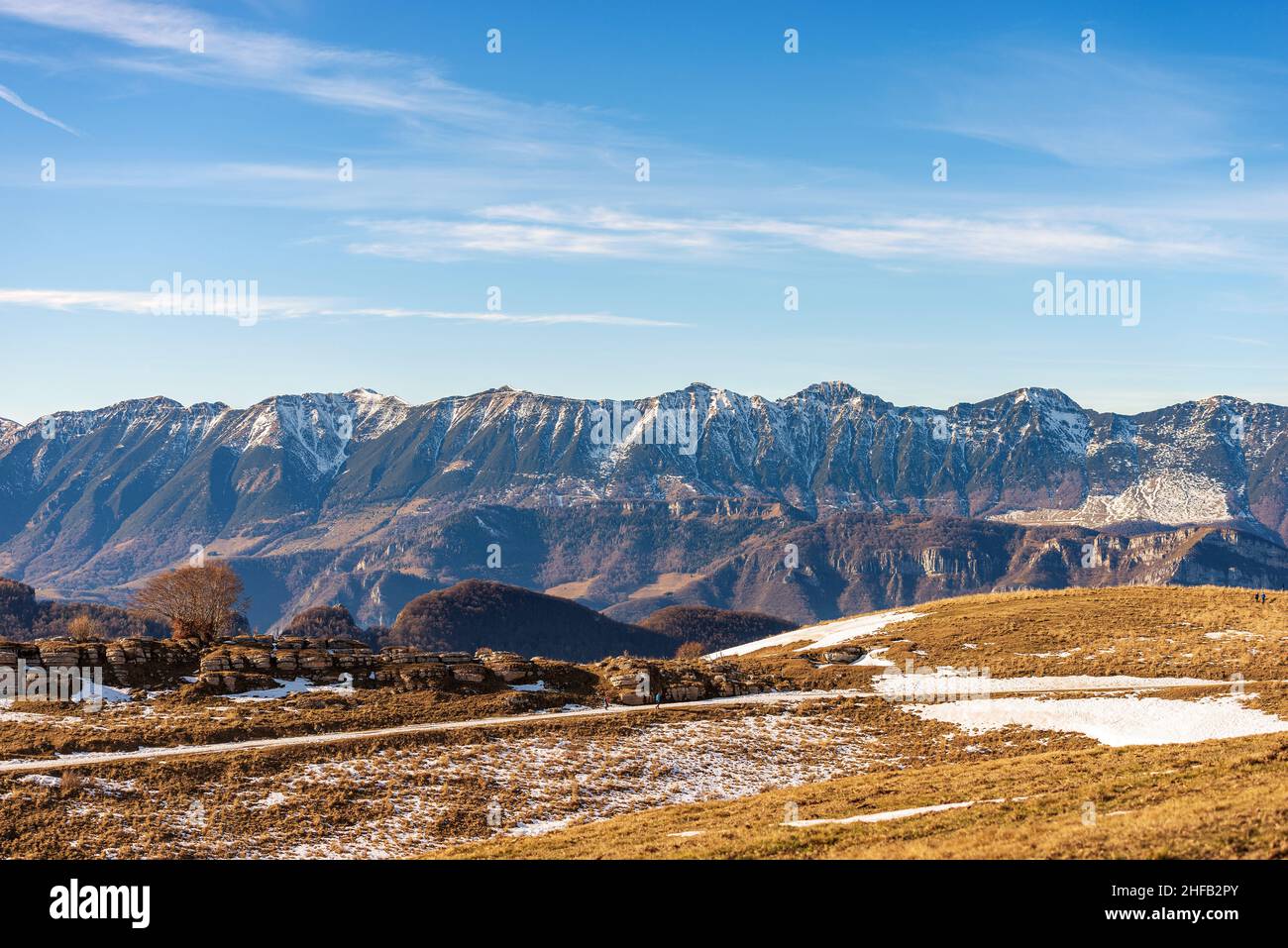 Chaîne de montagnes de Monte Baldo (Baldo Mountain) en hiver, côté est, vu du plateau de Lessinia, entre le lac de Garde et la vallée d'Adige, Alpes Italia. Banque D'Images