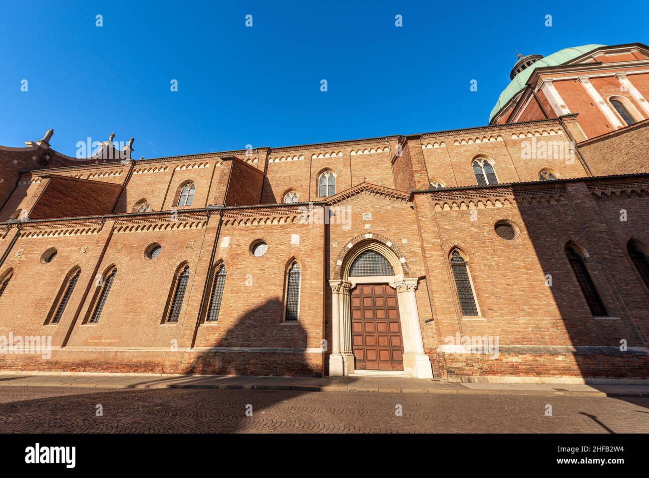 Vicenza.Façade latérale de la cathédrale Santa Maria Annunciata de style gothique Renaissance, VIIIe siècle, architecte Andrea Palladio, Vénétie, Italie. Banque D'Images