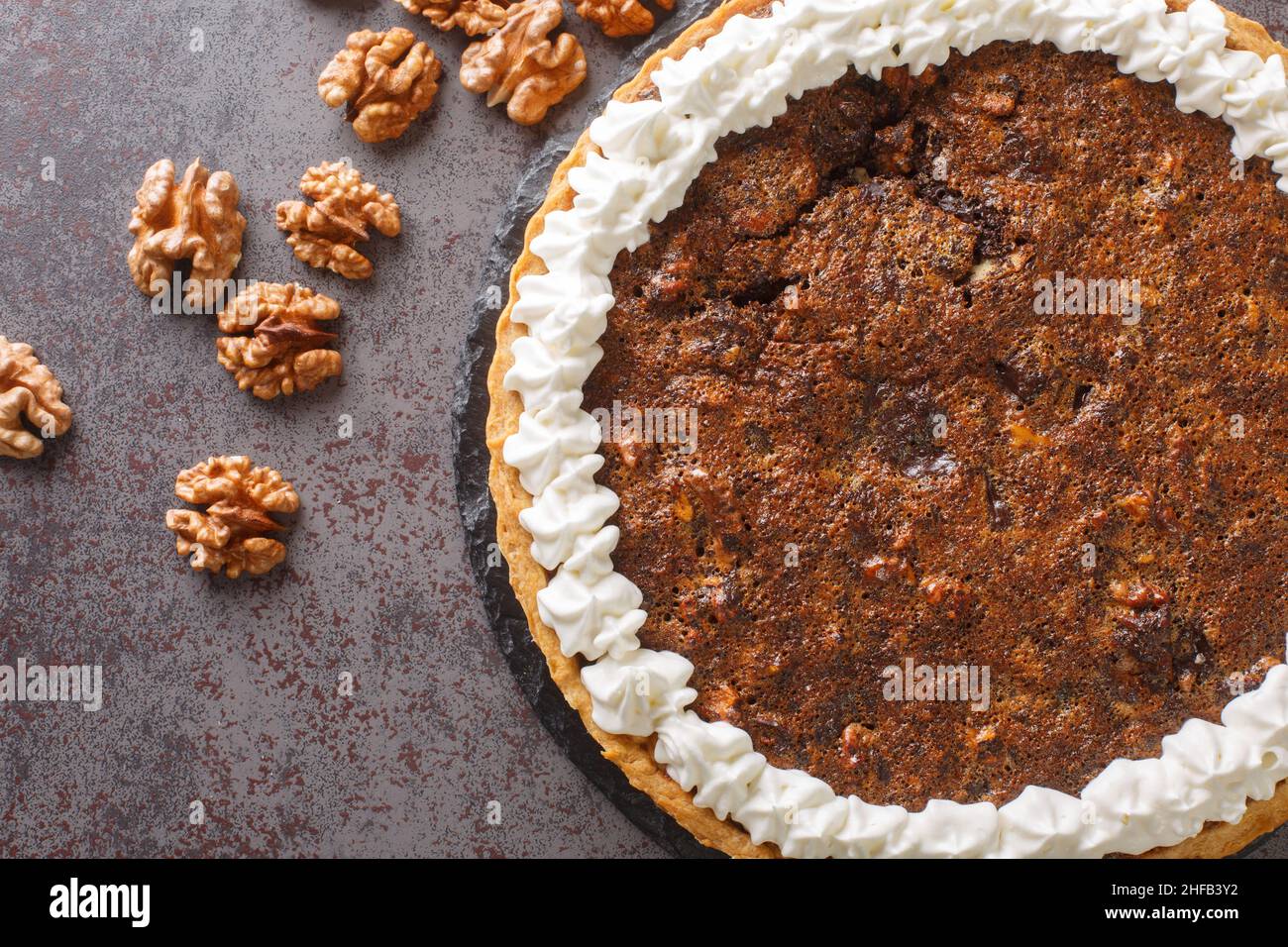 Kentucky Chocolate Walnut Pie for a Derby Day Treat sur la table en béton.Vue horizontale du dessus Banque D'Images