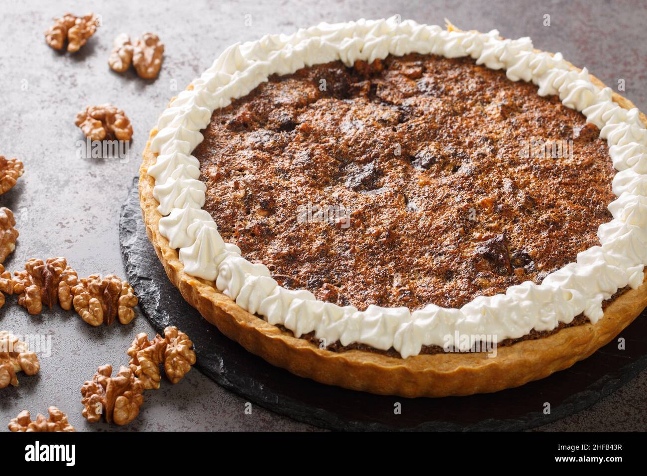 Kentucky Chocolate Walnut Pie for a Derby Day Treat sur la table en béton.Horizontale Banque D'Images