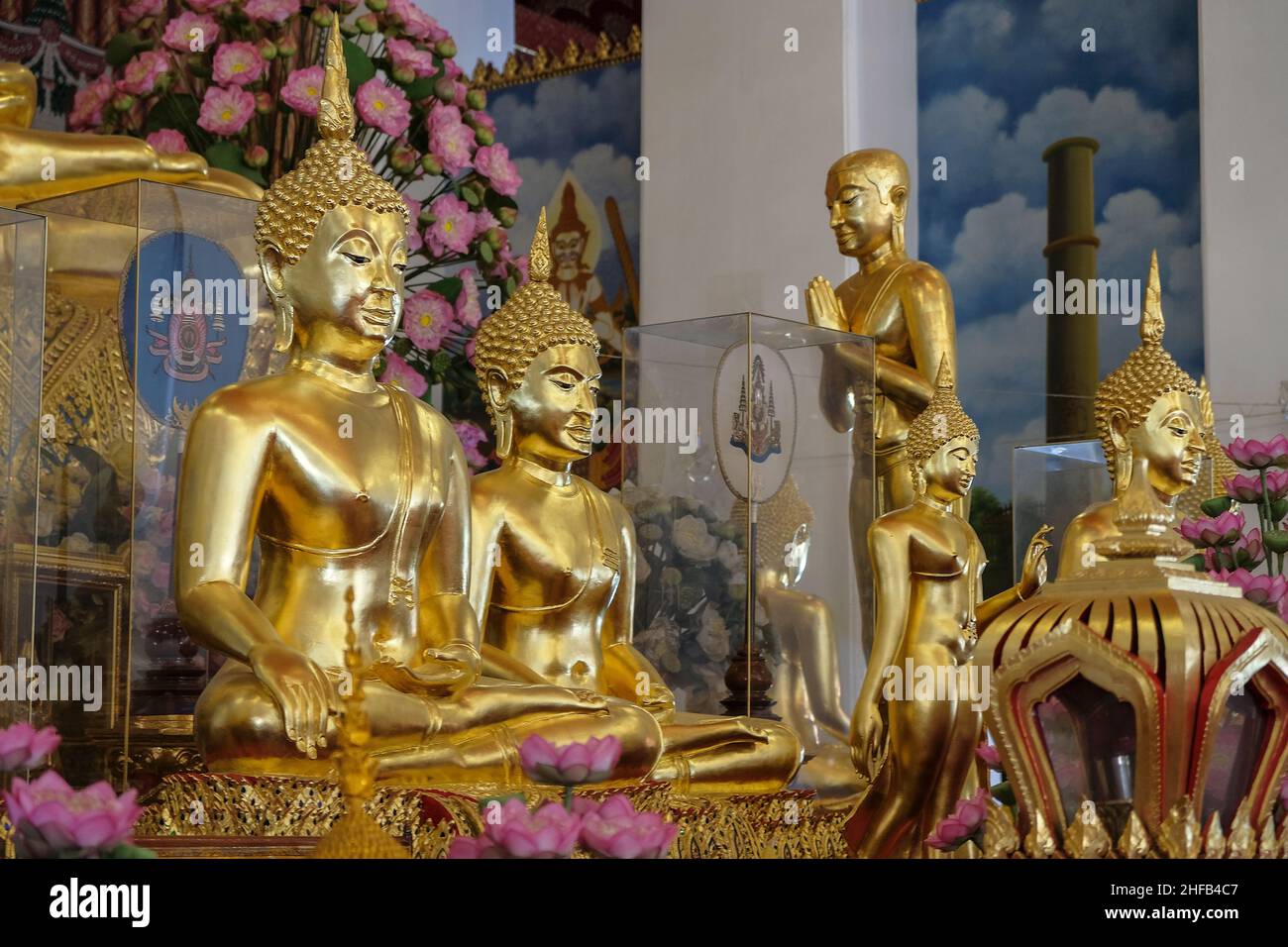 Bangkok, Thaïlande - janvier 2022 : statues de Bouddha à Wat Chana Songkhram le 6 janvier 2022 à Bangkok, Thaïlande. Banque D'Images