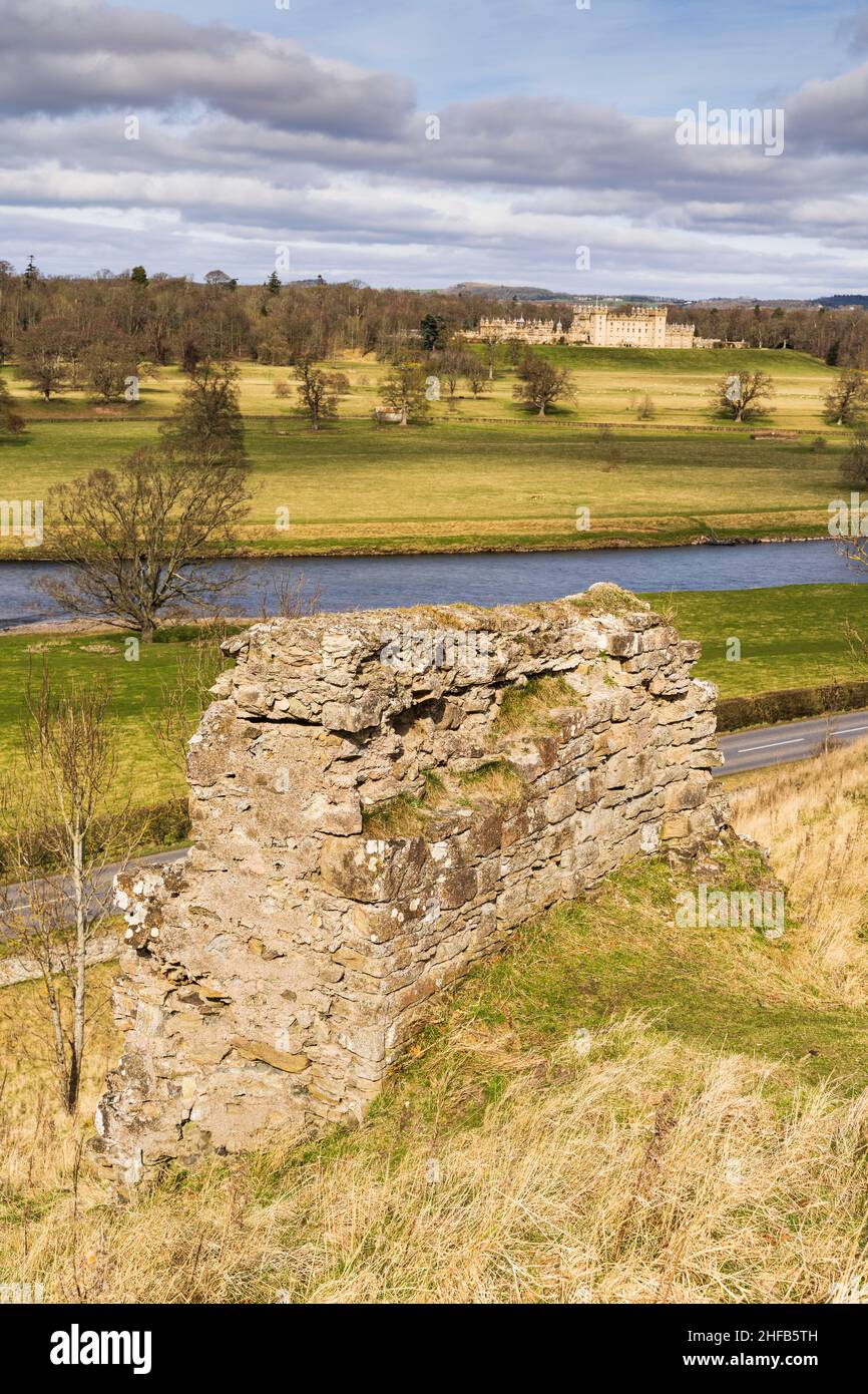 Floors Castle, siège du duc de Roxburghe, vu de la muraille et des murs en ruines du château de Roxburgh - près de Kelso, frontières écossaises. Banque D'Images