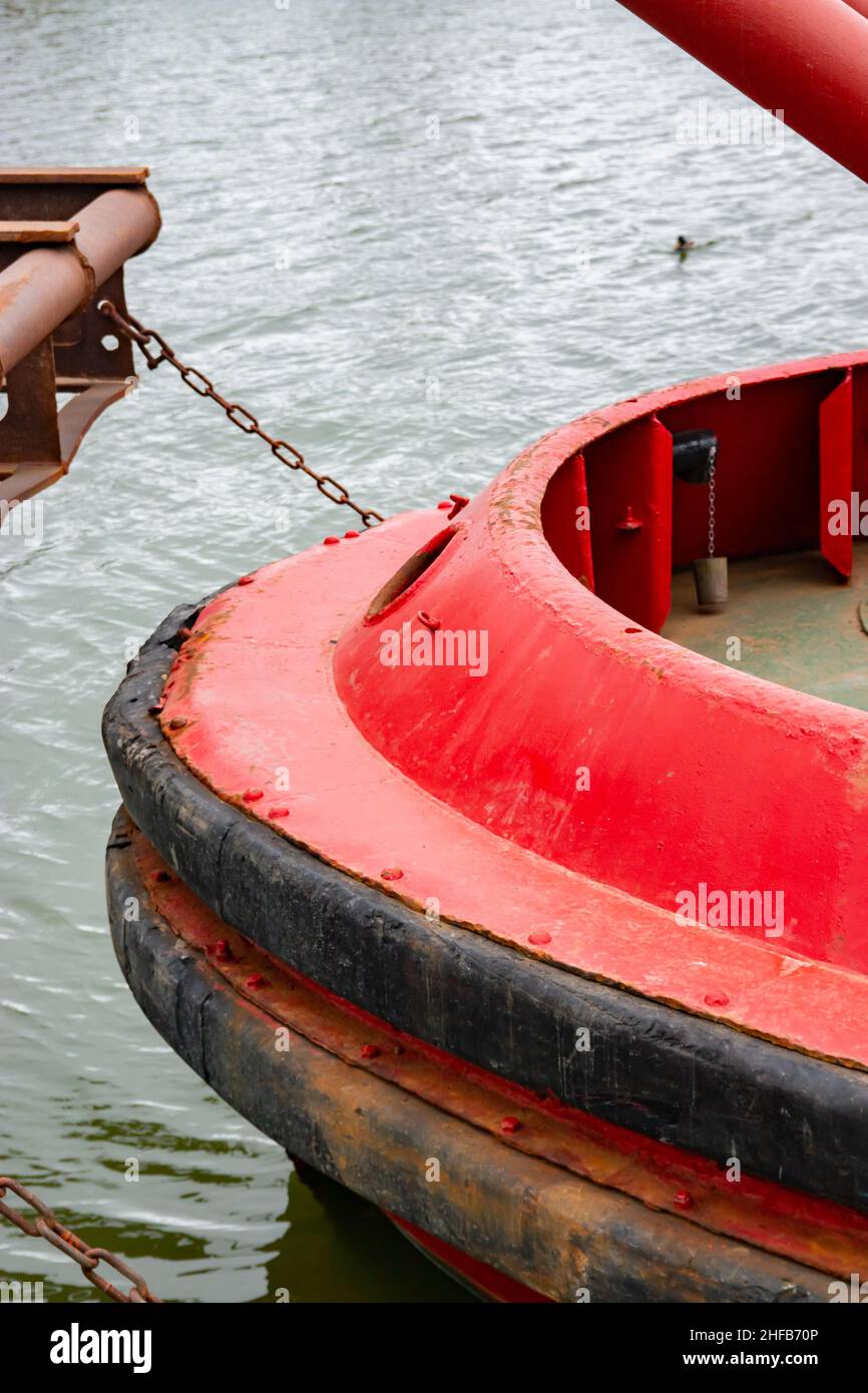 Détail du bateau de pêche rouge sur l'eau au bord du quai dans le Lancashire Banque D'Images