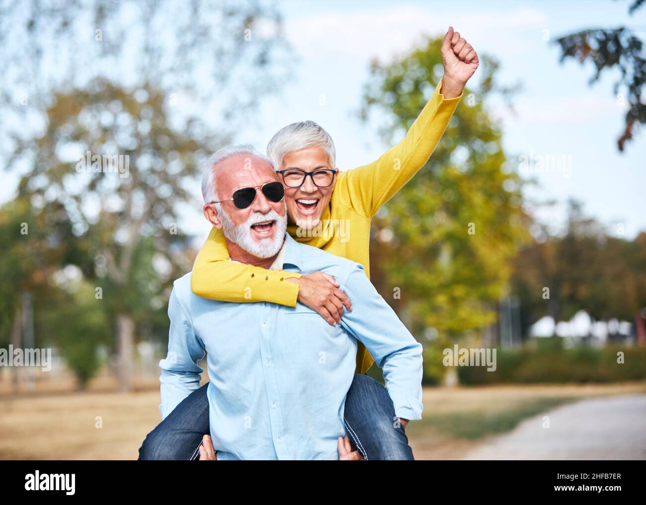 couple senior amour ensemble heureux hug maison famille vieux homme femme retraite sourire pigeyback Banque D'Images