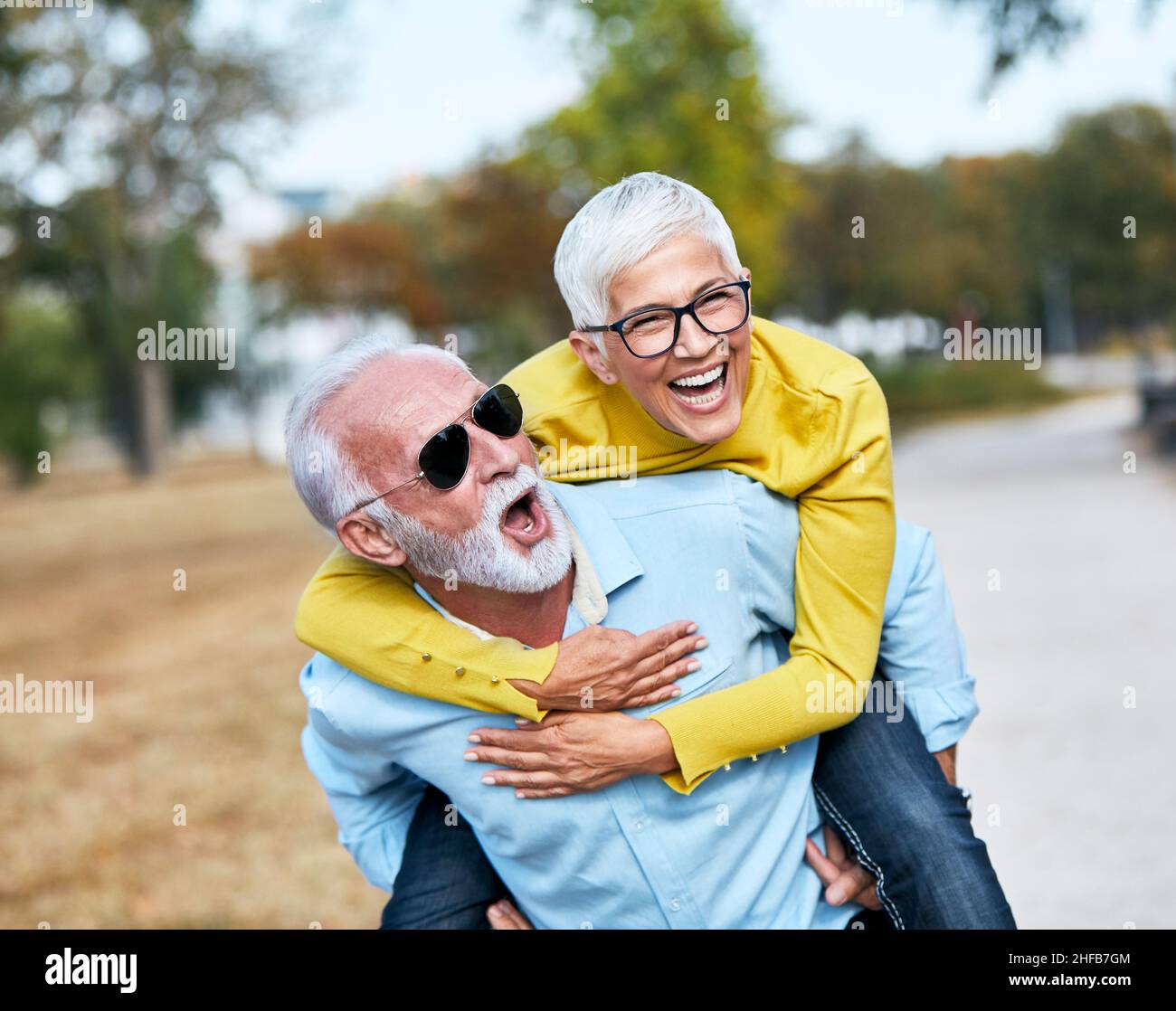 couple senior amour ensemble heureux hug maison famille vieux homme femme retraite sourire pigeyback Banque D'Images