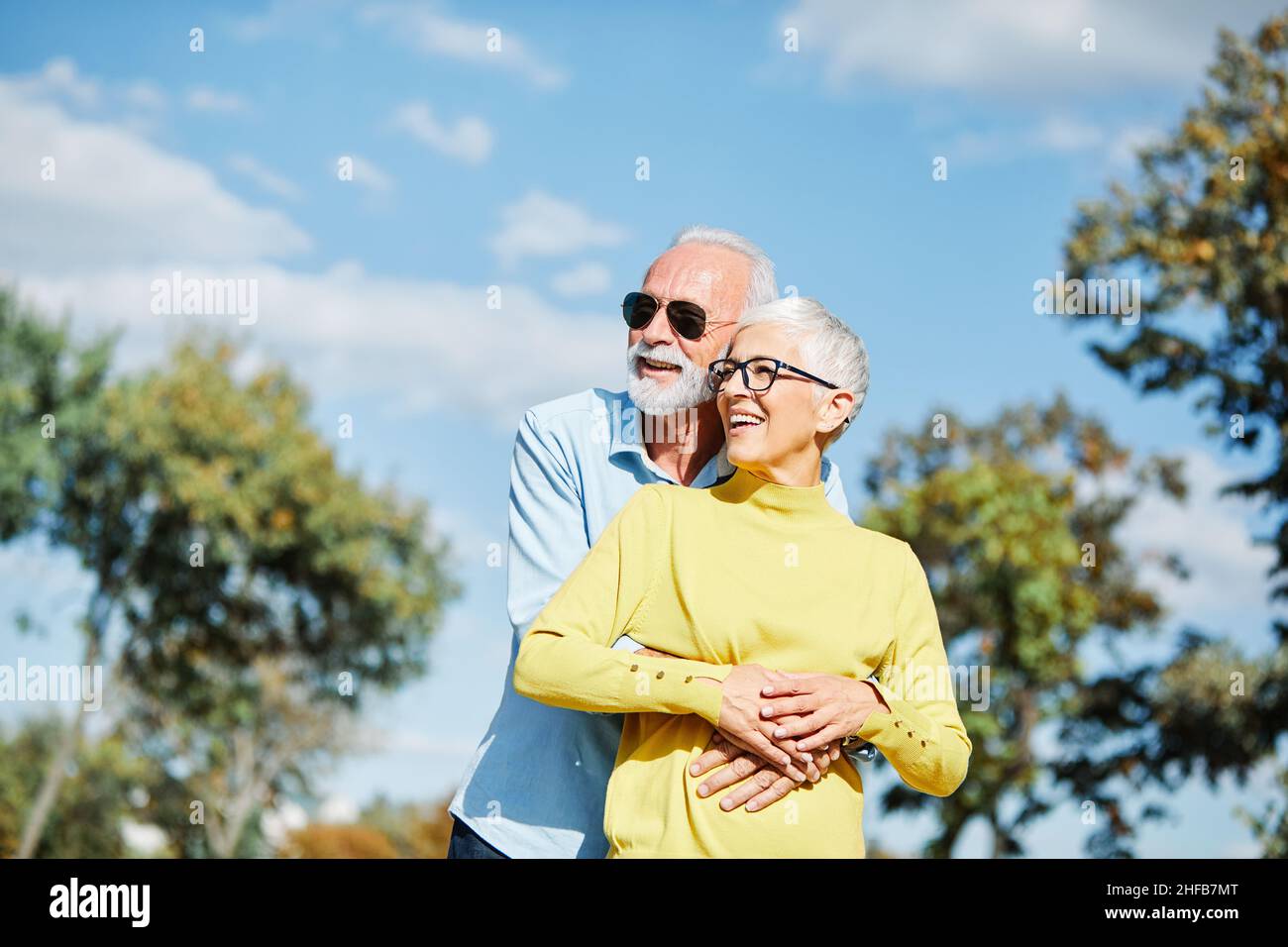 couple senior heureux les personnes âgées aiment ensemble sourire joyeux portrait tenant les mains femme homme de retraite Banque D'Images