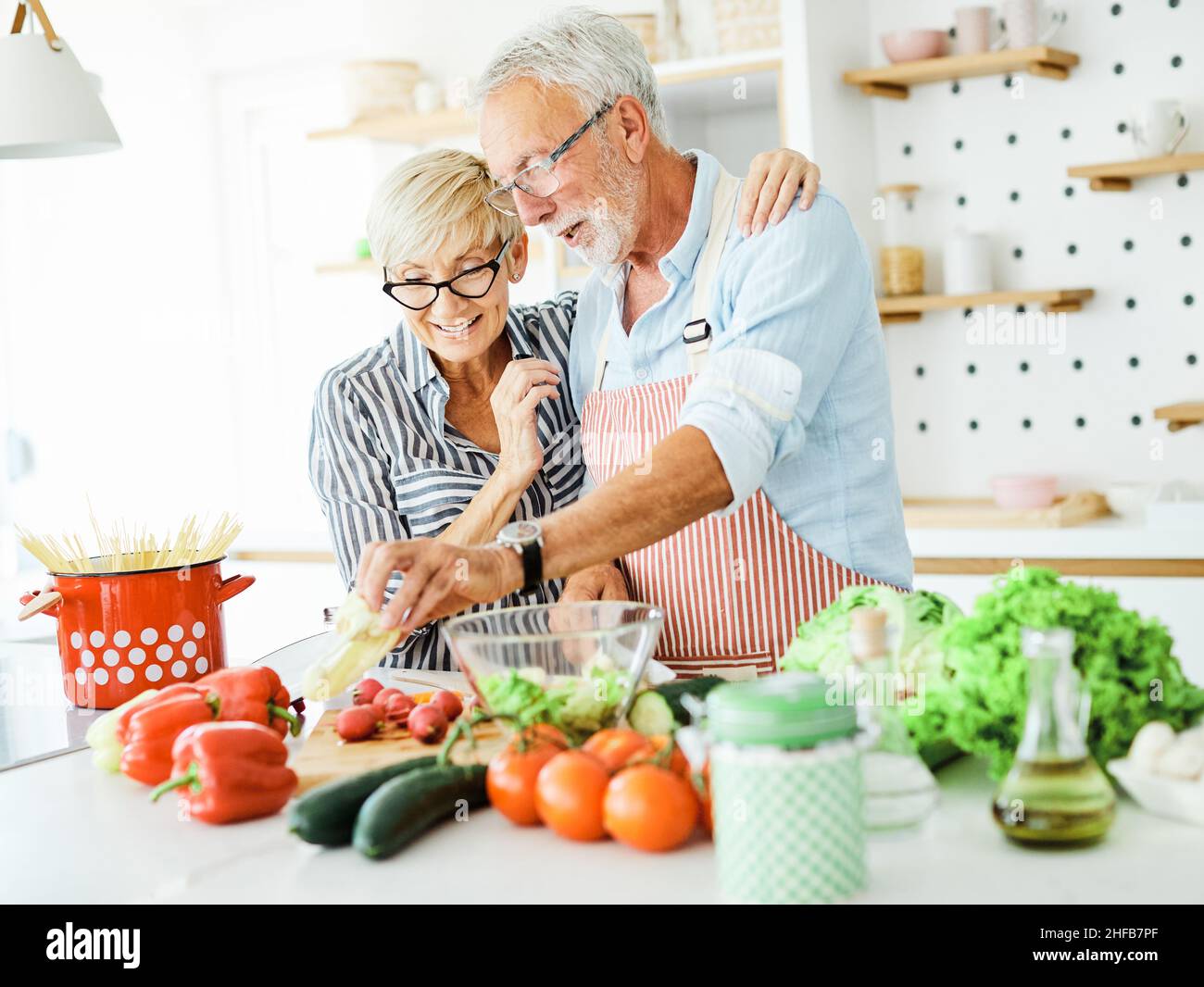 amour cuisine femme senior homme couple maison retraite heureux nourriture souriante mari femme ensemble personne Banque D'Images