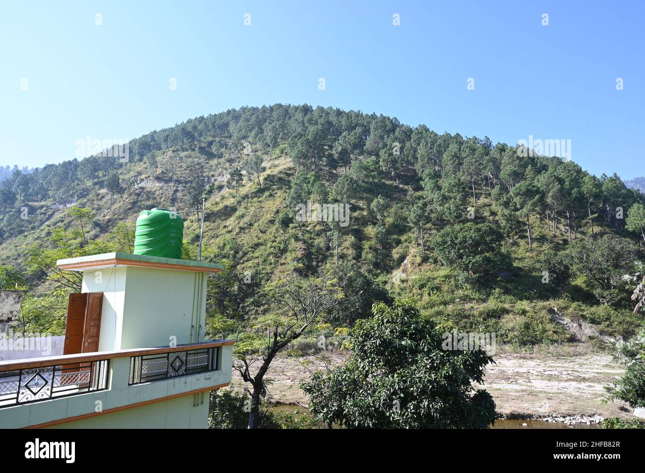 pleine remplir la montagne verte avec ciel bleu . Banque D'Images