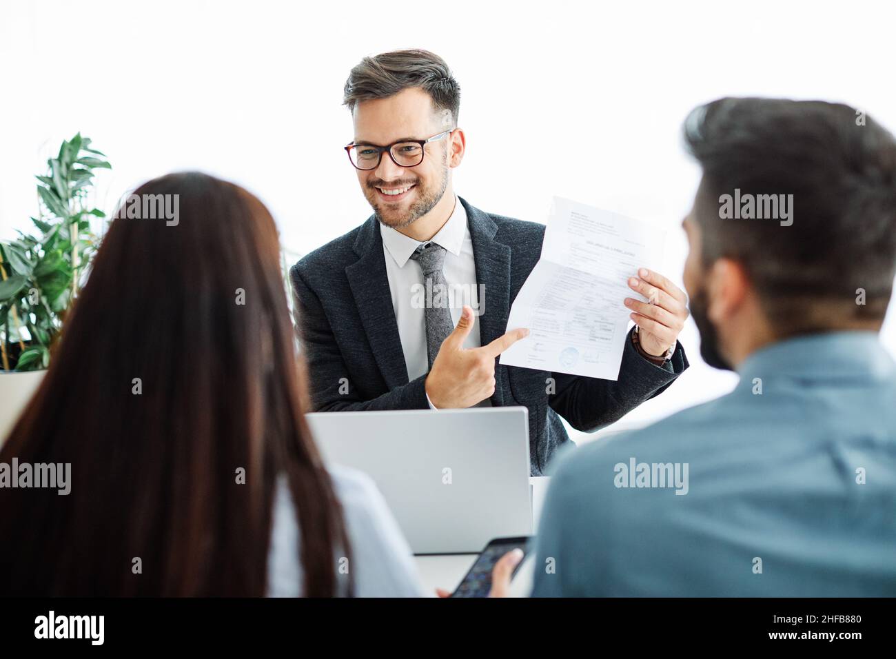 jeune couple agent avocat réunion bureau maison accord contrat contrat contrat immobilier investissement Banque D'Images