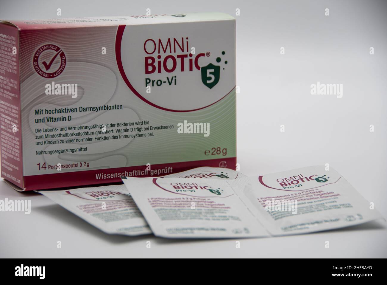 Rheinbach, Allemagne 12 janvier 2022, Un paquet de suppléments alimentaires de marque 'Omni biotic' Pro-VI sur fond léger Banque D'Images
