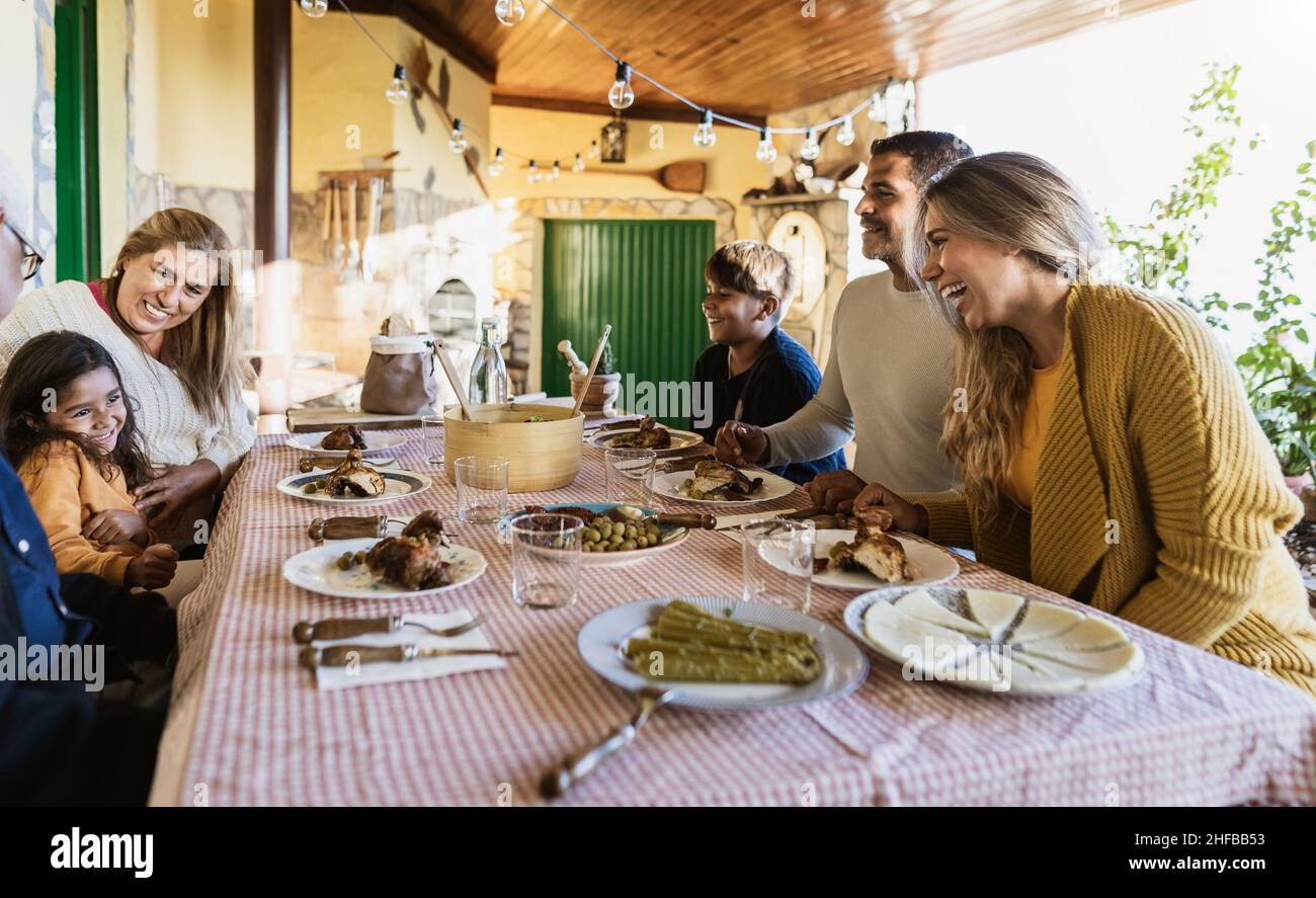 Bonne famille latine se détendre à la maison Banque D'Images